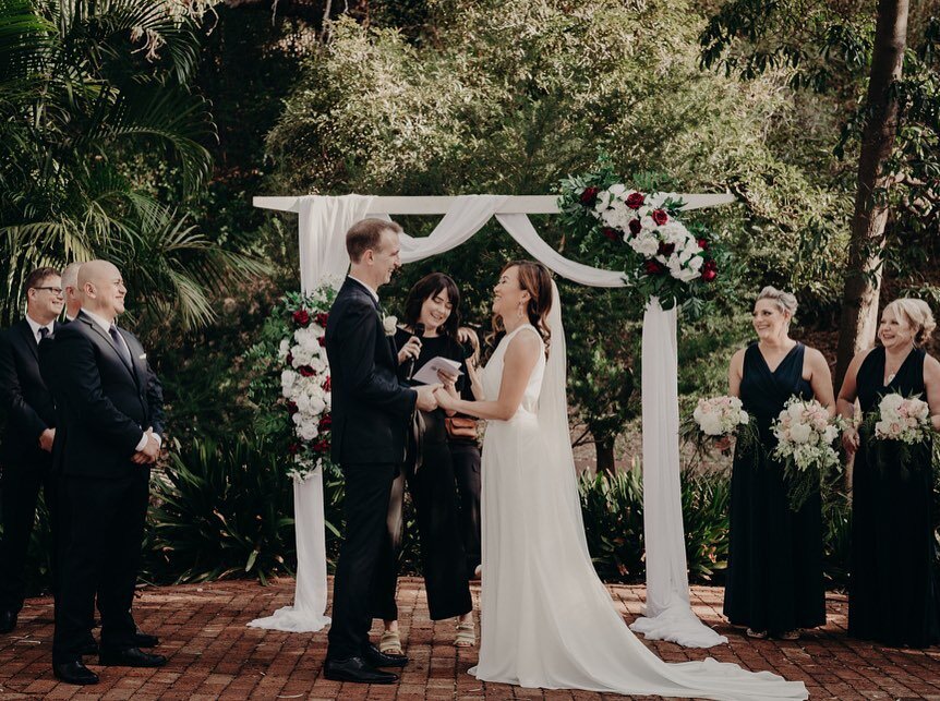 One day I will learn to remember to get the couple to stand in the centre of the arbor. ⁣
⁣
But not today! Too busy having a hoot with Mr &amp; Mrs P. ⁣
⁣
Sorry @territory.creatives 😘