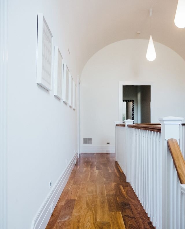 This arched ceiling in the second story hallway made for a very unique detail in this home.⁠
.⁠
.⁠
.⁠
#passion #builder #LoveWhatWeDo #DoWhatWeLove #build #interiordesign⁠
#interior #appliances #LuxuryHomeBuilder #BuildersOfInsta #inspiration ⁠
#Prop