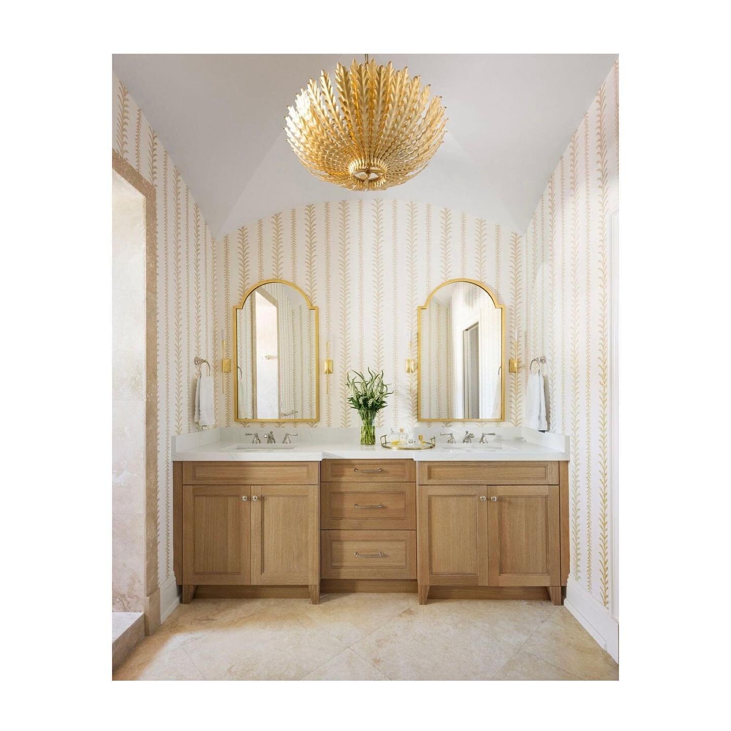 SSDC spotlight on @visualcomfort 🤍 We love how these golden details make the room elegant and beautiful! 

Designed by: @jettthompson_interiors
📸: @spmphoto

#interiordesign #massachusetts #goldendetails #chandelier #luxury #golden #southshoredesig