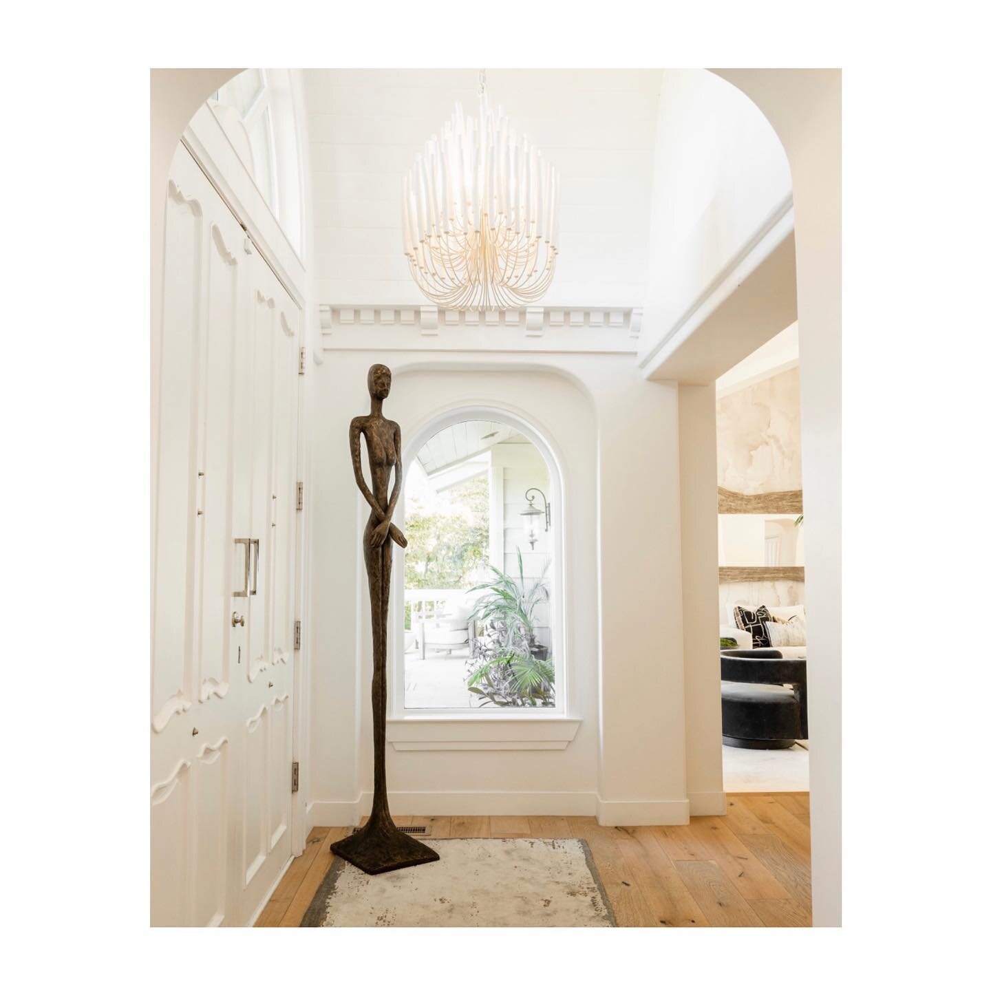 SSDC spotlight on @arteriorshome 🤍We&rsquo;re loving this  #chandelier which perfectly lights up this classic all-white entryway.

Designed by : @katiemendrindesign 
📷: @elliekoleen 

#ArteriorsHome #LuxuryHomeDecor #interiordesigner #massachusetts