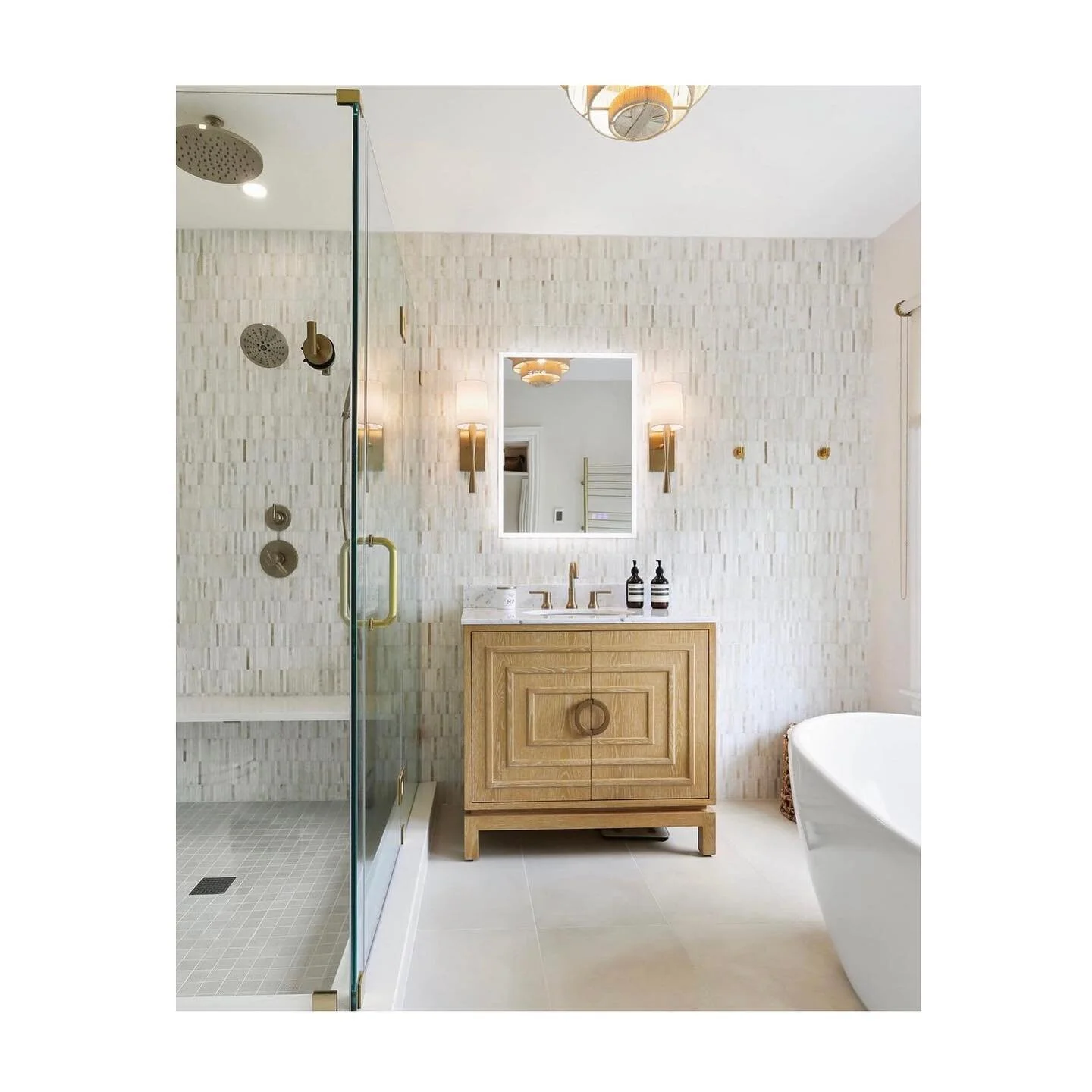 SSDC spotlight on @worldsaway1 🤍 Beautifully designed room designed by  @melissapeeldesign.

📸: @litepixelmedia

#interiordesign #massachusetts #beutifulroom #southshoredesigncenter