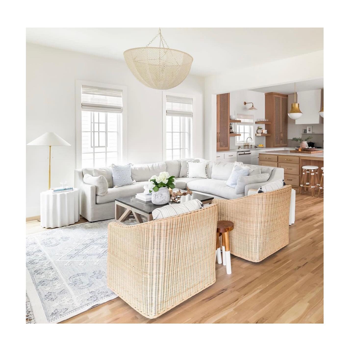 SSDC spotlight on @palacekdesign 🤍Check out this comfy and casual living room designed by @kirstenlileinteriors. The Quinn Chandelier by Palacek adds a touch of cozy elegance and charm. 

📸 @kaceygilpin 

#livingroom #beautifulrooms #chandelier #qu