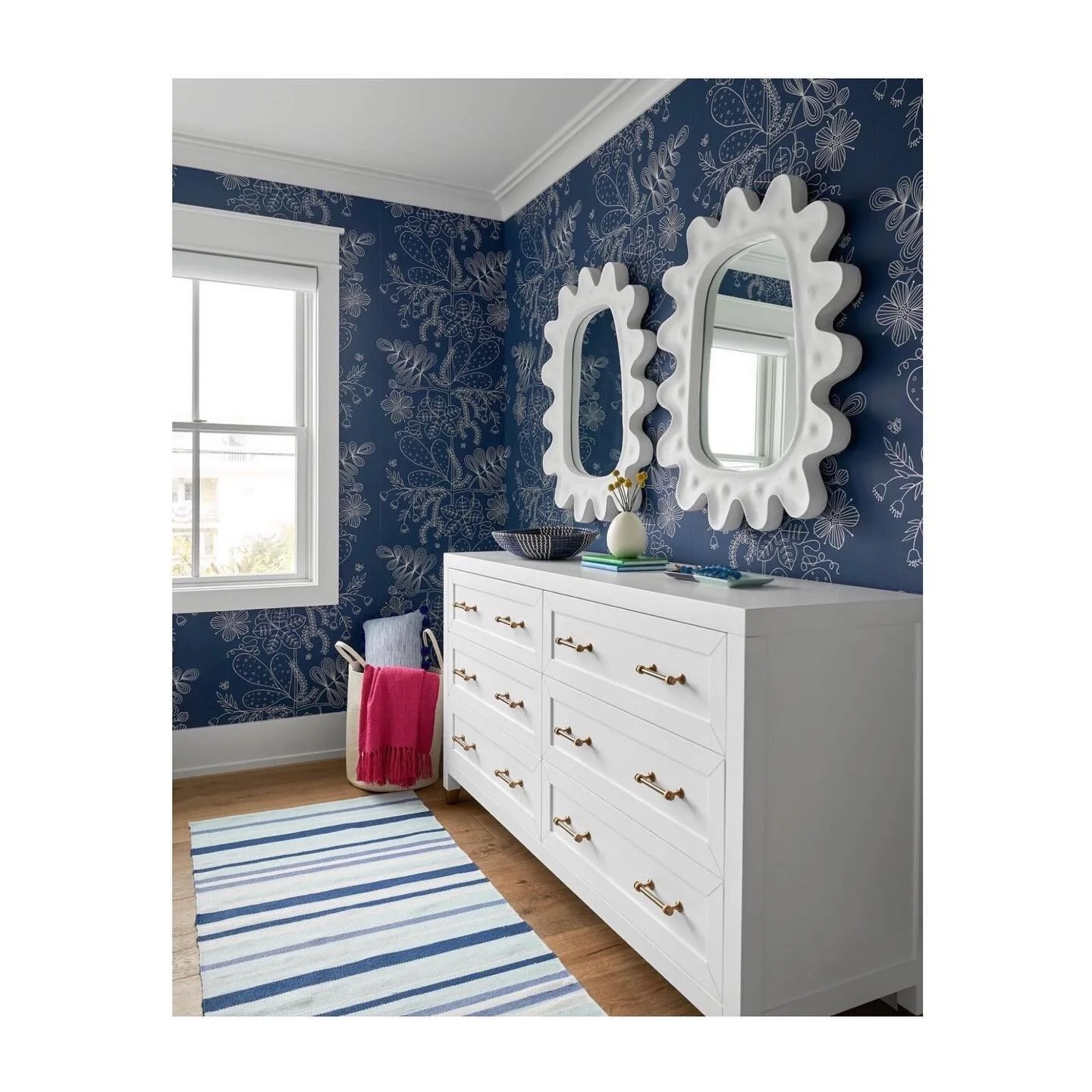 SSDC spotlight on @madegoods 🤍These #mirrors add a touch of elegance to this room, making it look truly gorgeous. 

Designed by : @stephaniekrausdesigns
📸:@nathanschroderphoto 
 

#design #massashusetts #interiordesign #beautifulrooms #southshorede