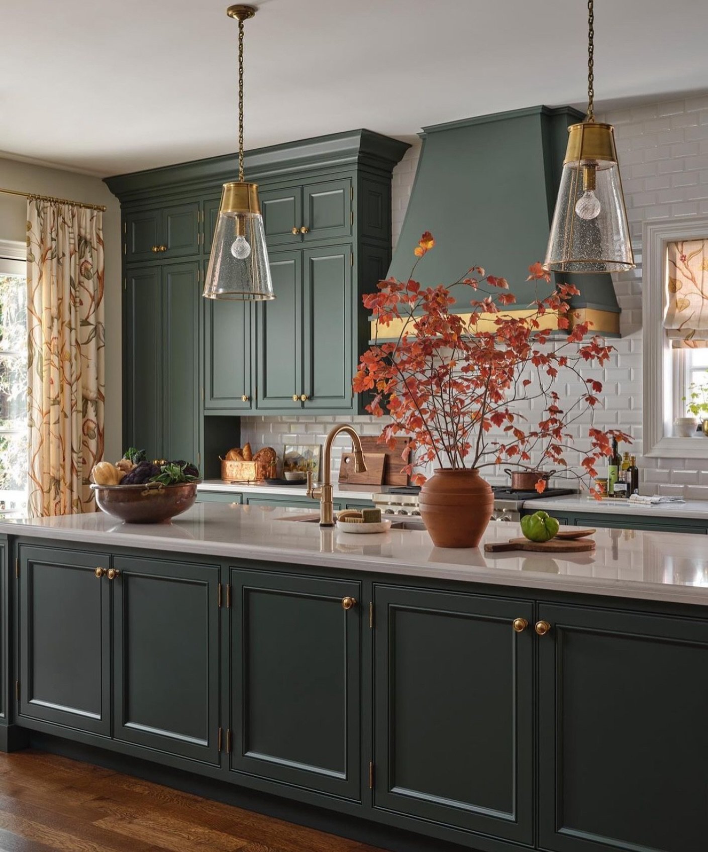 Today&rsquo;s SSDC spotlight is on @visualcomfort ✨ we love the way @katestuartinteriors designed this timeless kitchen using the Robinson Large Pendants by Thomas O&rsquo;Brien 

Contact us if you would like to open a trade account. We have many gre