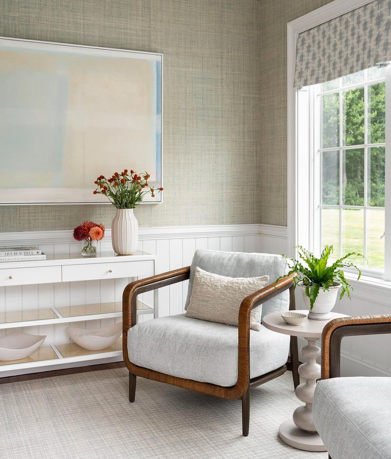 SSDC spotlight on @jmhdesign ✨ we love this cozy corner Jeannie created! Featuring art from @wendyhcallahan and the @villaandhouse Canaan console 🤍

Contact us if you would like to opened a trade account. We have many great vendors! 

Interior: @jmh