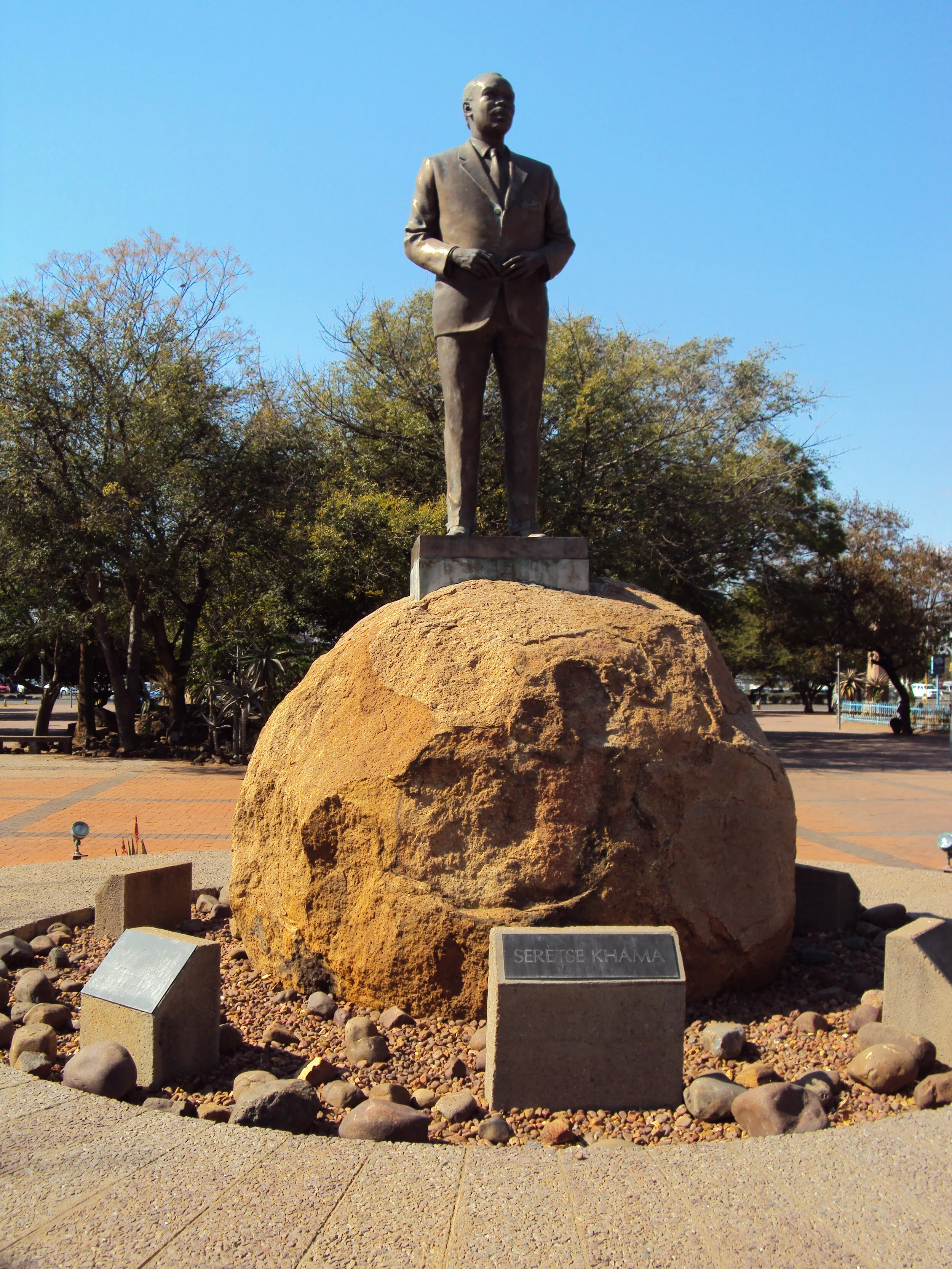 A statue of Seretse Khama, first president of independent Botswana, stands outside the National Archives of Botswana. (Credit: Wikimedia)