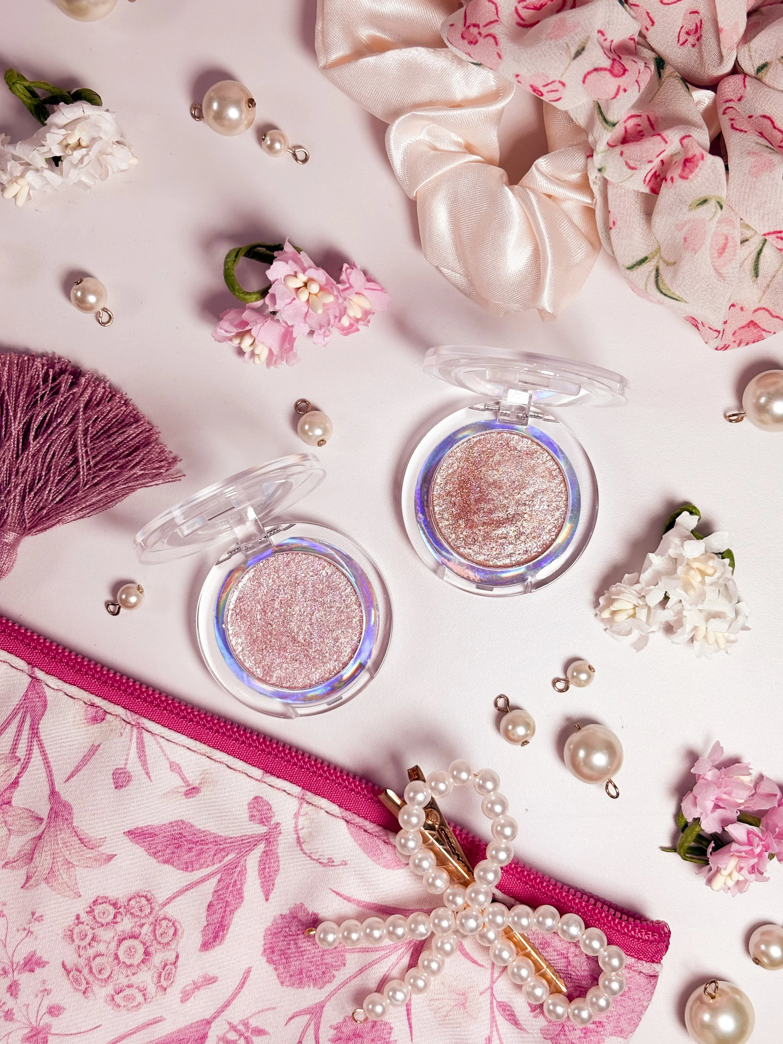Zoom sur les fards pailletés Essence, teinte 02 Rosy Sparkle et 03 Blushed Stardust
