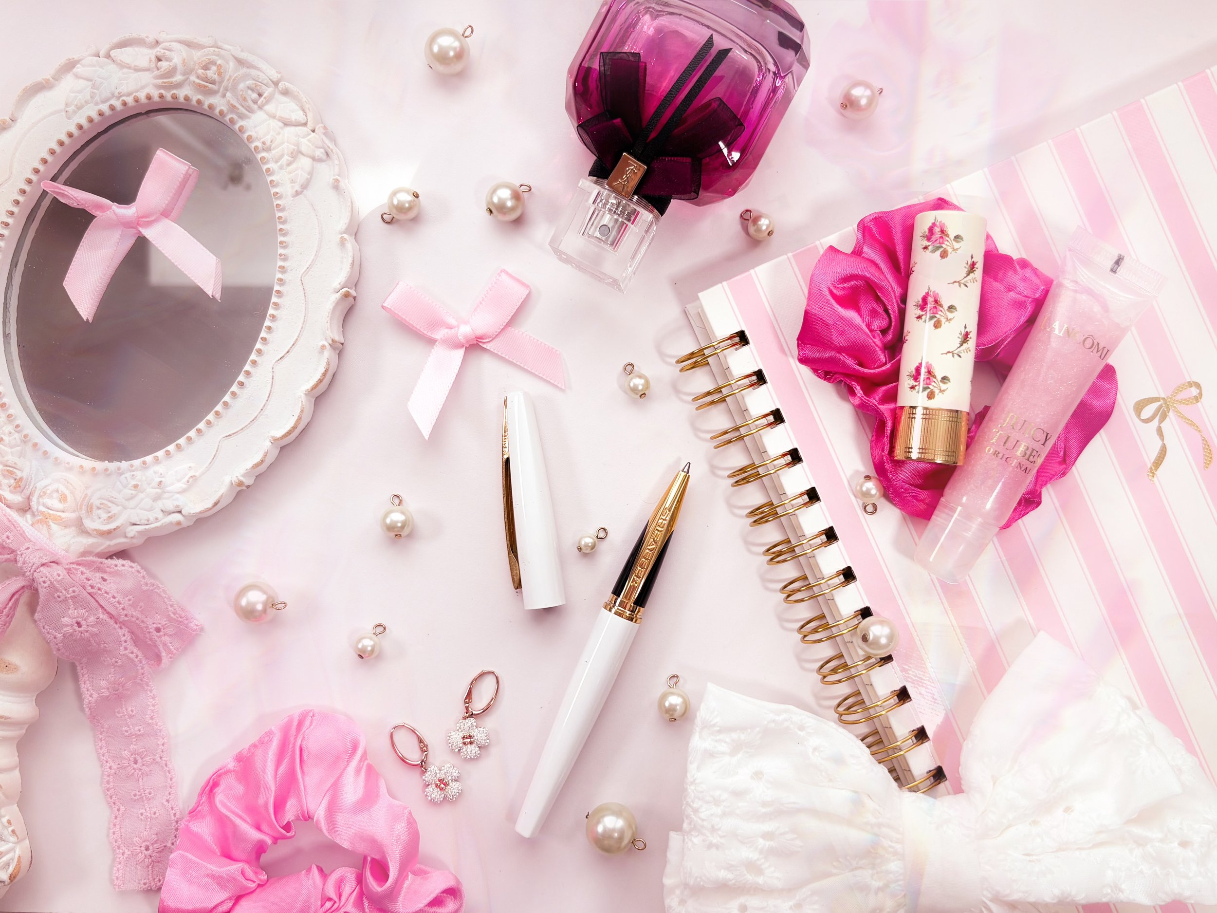 Carnet, stylo et produits de beauté sur un bureau pour contacter Pauuulette.com