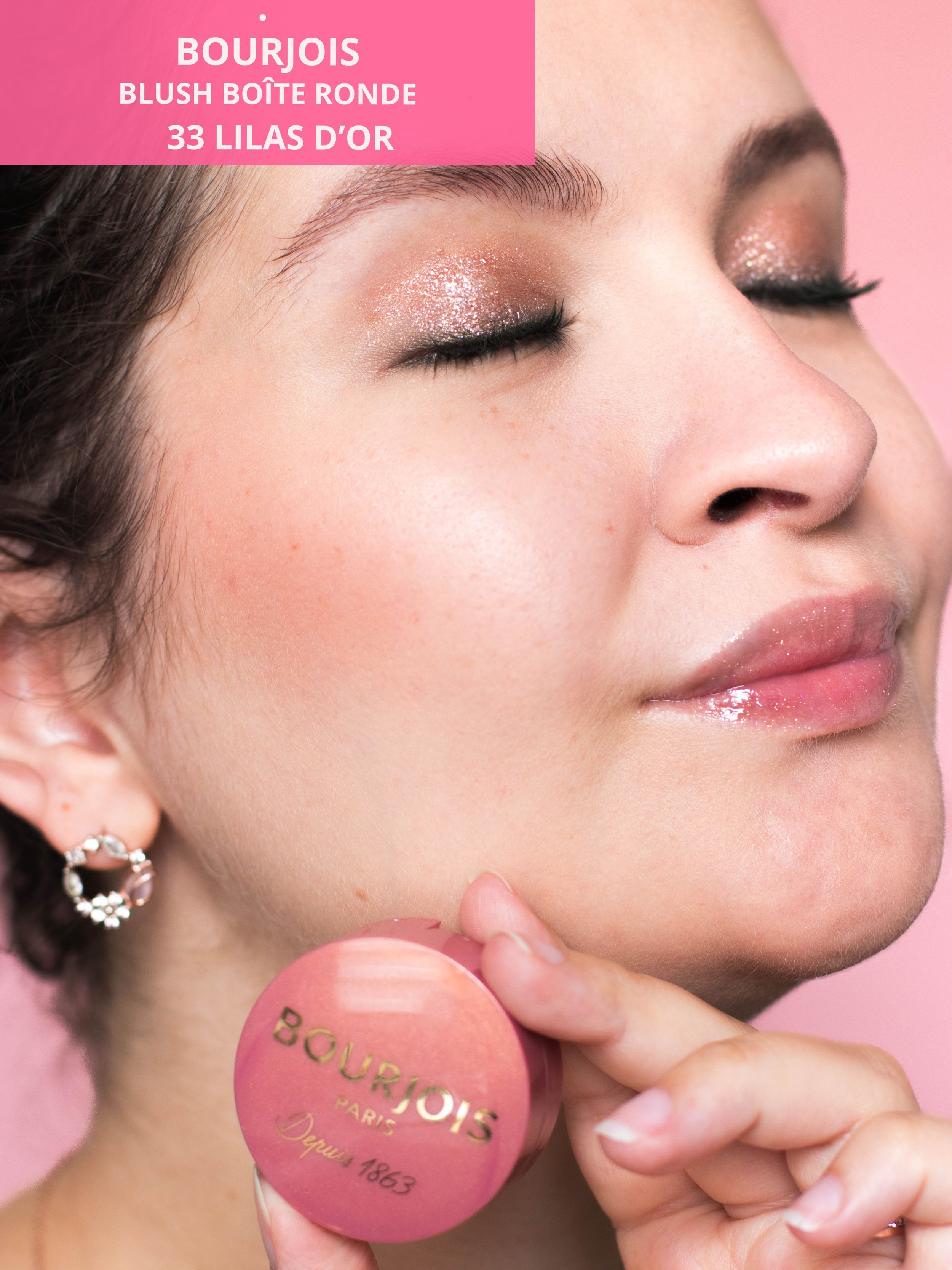 Blush Boîte Ronde Bourjois 33 Lilas d'Or porté sur les joues