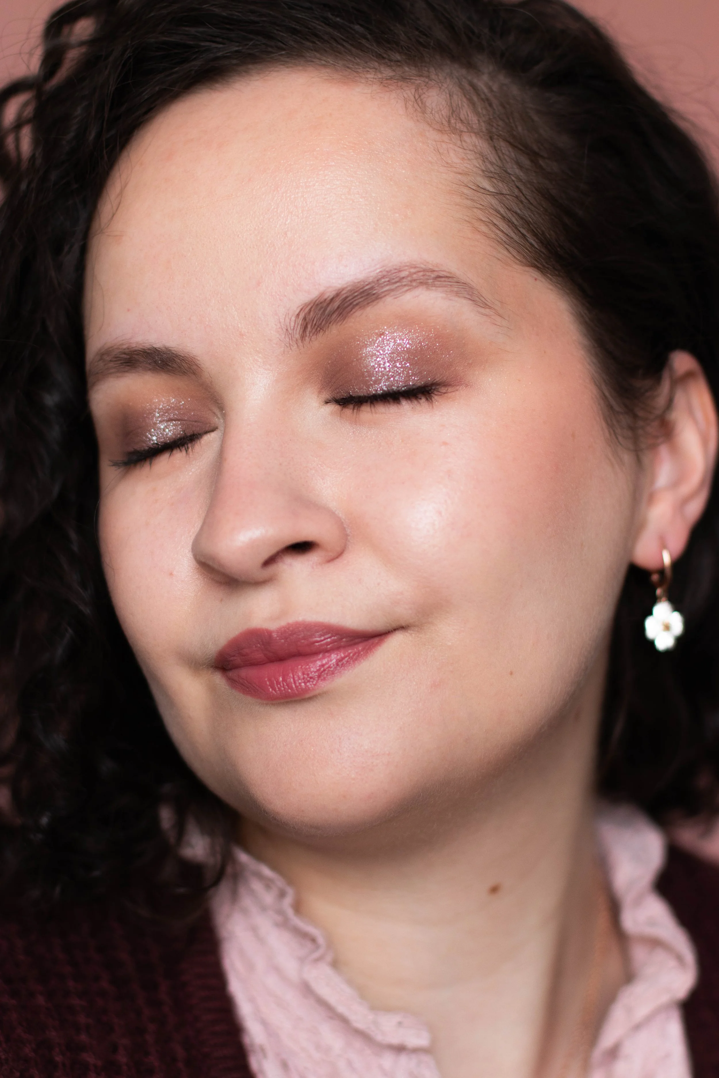 Maquillage de jour intense et lumineux avec ce smoky eyes facile marron scintillant