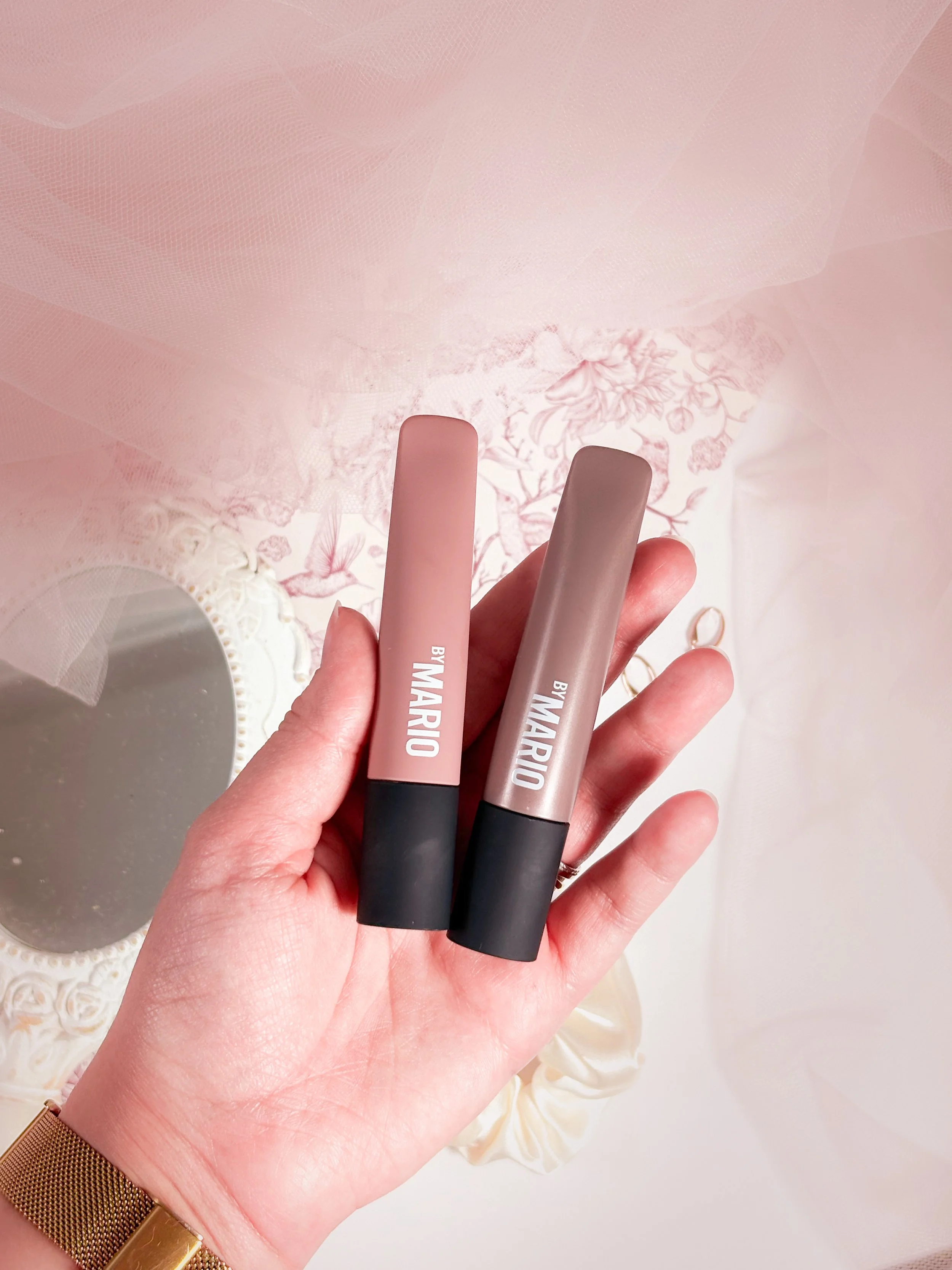 Zoom sur les packaging des fards à paupières crème longue tenue Makeup by Mario