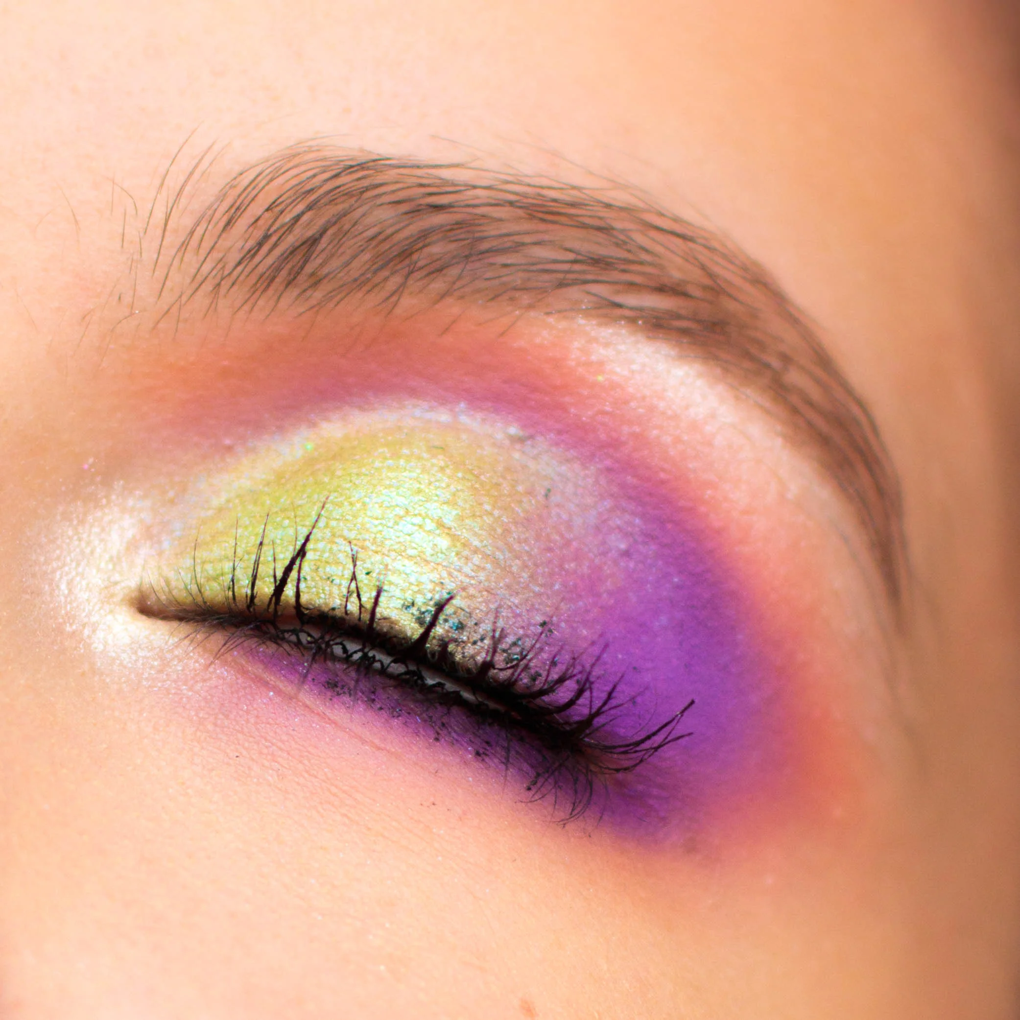 makeup-pauuulette-eyn-bright-matte-beauty-bay-makeup-revolution-chocolate-lime-close-up-1.jpg