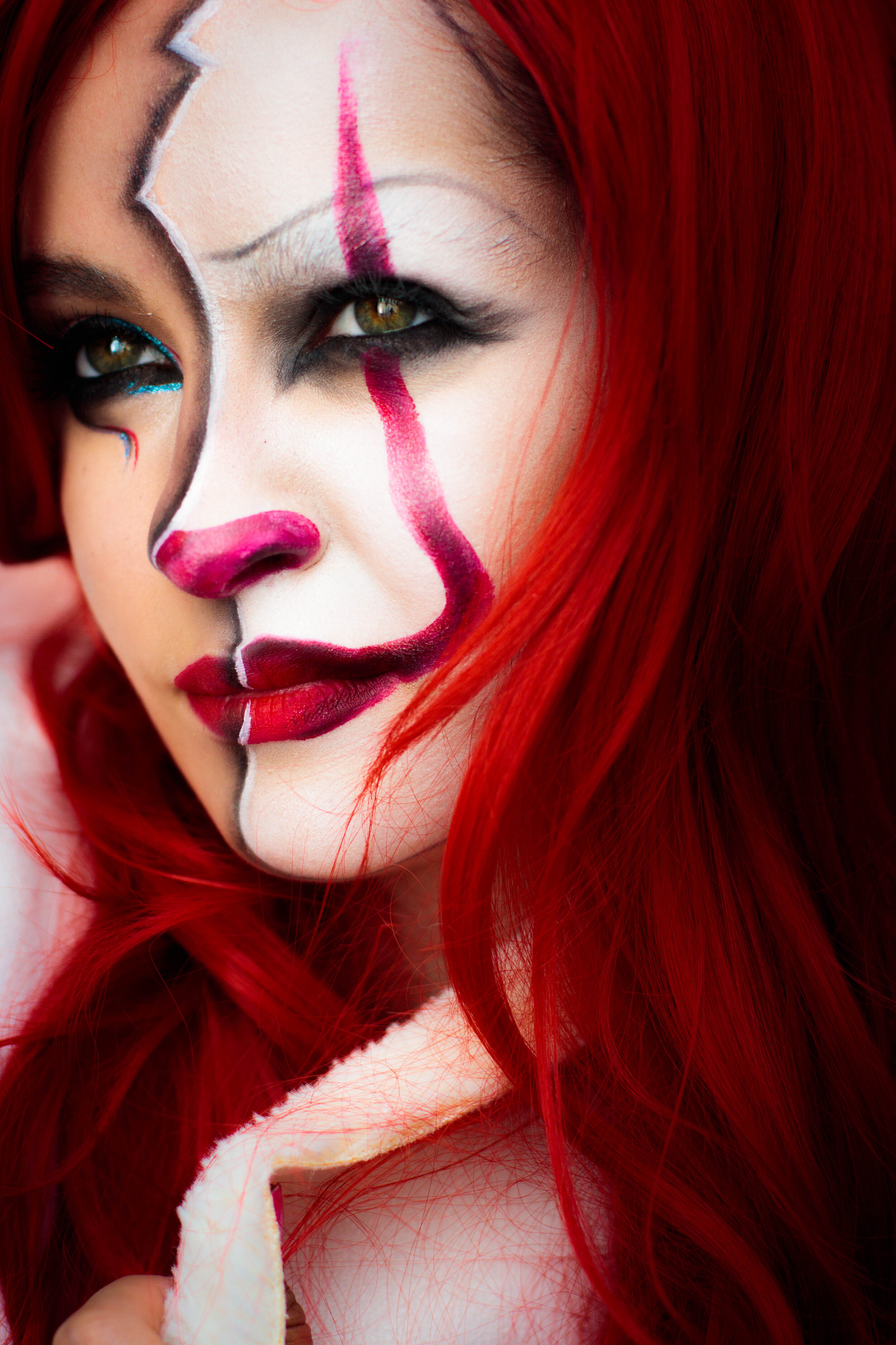 Maquillage D'Halloween Comme Pennywise. Clown De Rue Au Visage Blanc.  L'apparence D'un Homme DÃ©guisÃ© En it Sur Un Costume Photo stock - Image  du costume, créateur: 156360878