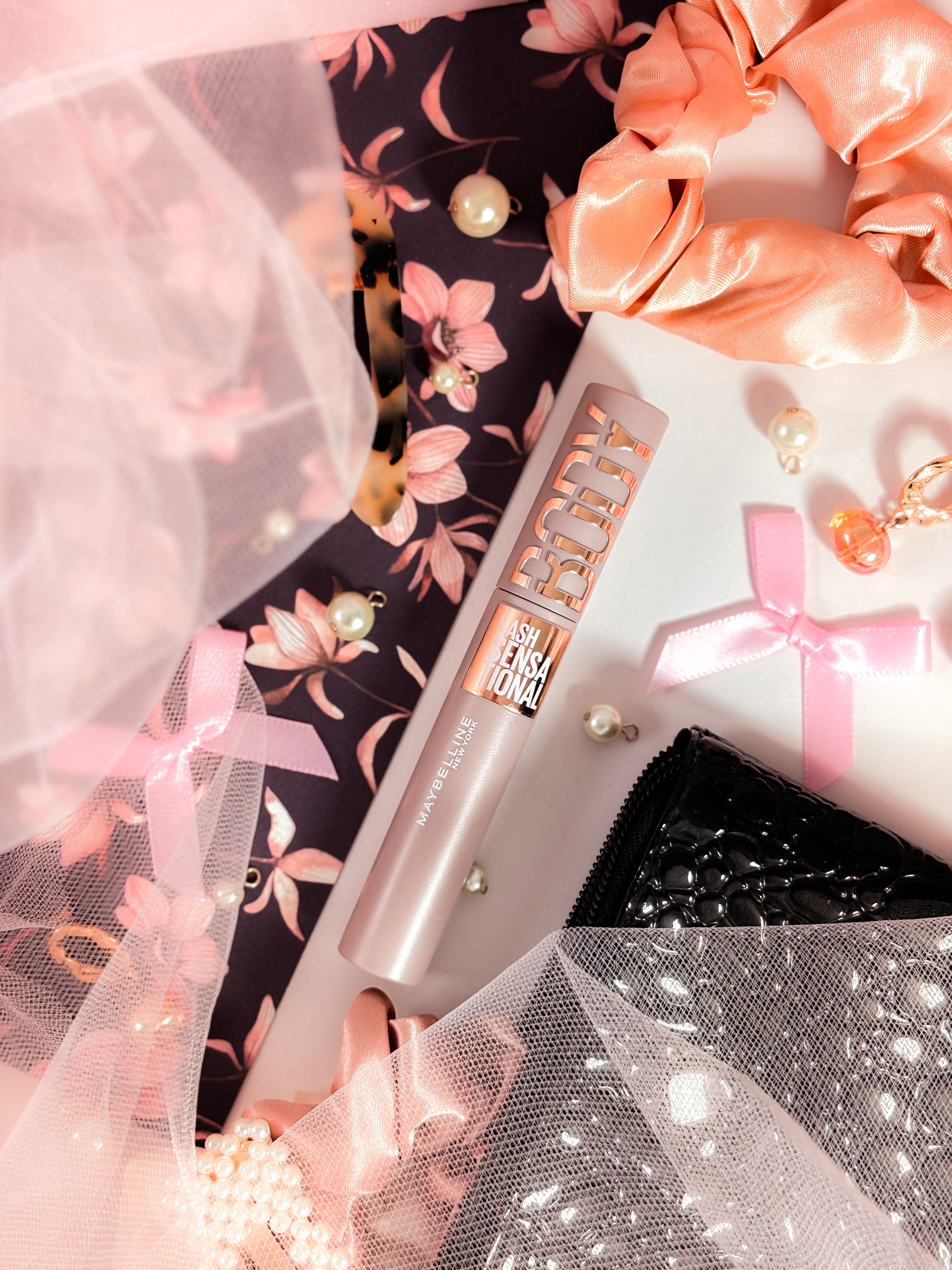 Vue d'ensemble du Mascara Body Lash Sensational de Maybelline