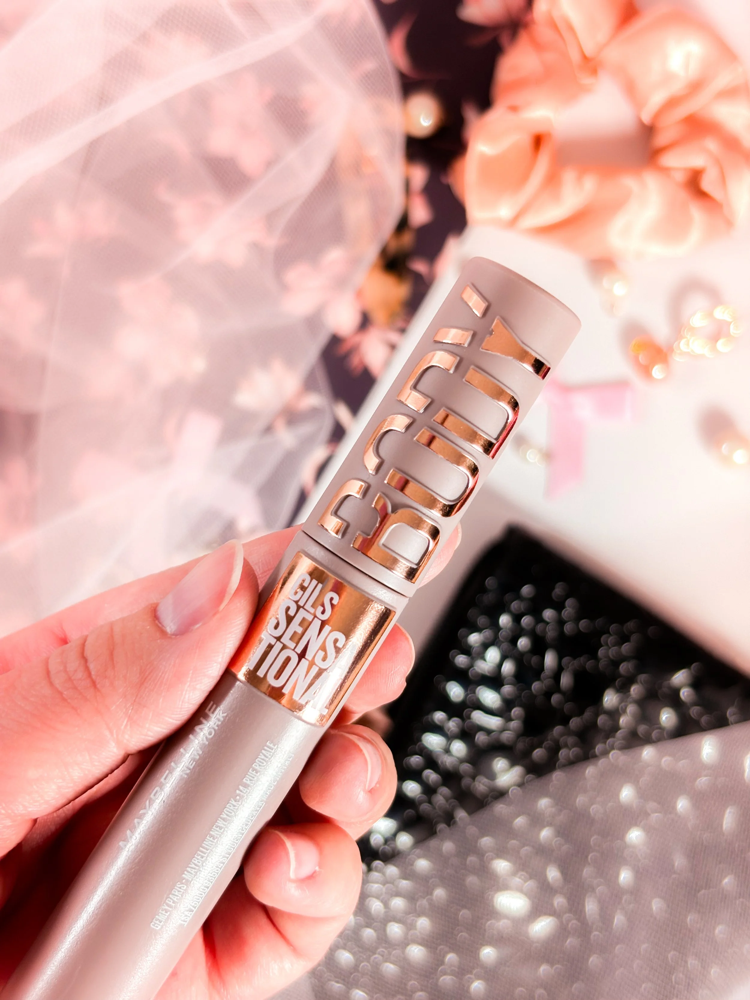 Zoom sur le packaging du Mascara Body Lash Sensational de Maybelline