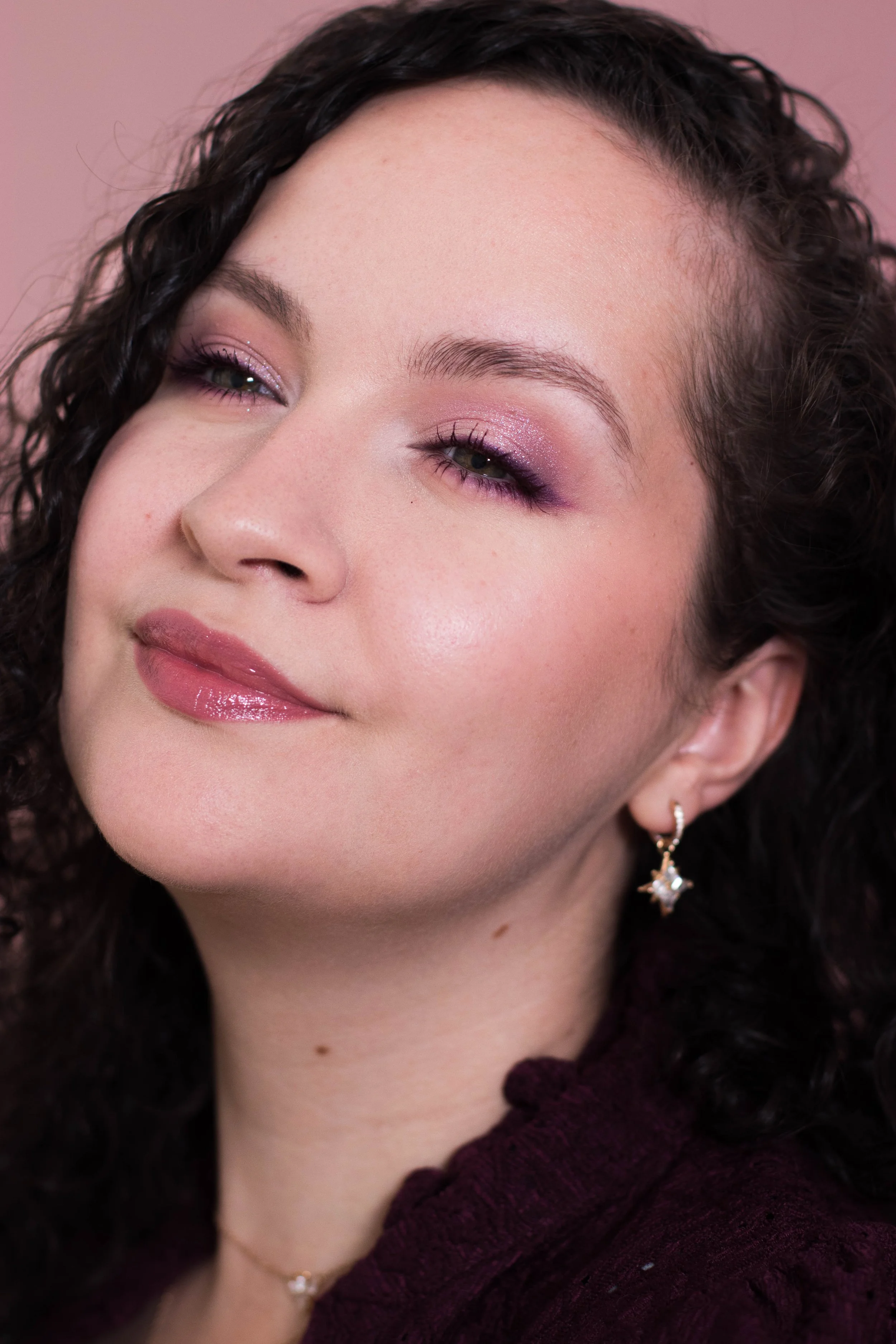 Idée de maquillage prune réalisé avec la Retro Palette de Natasha Denona