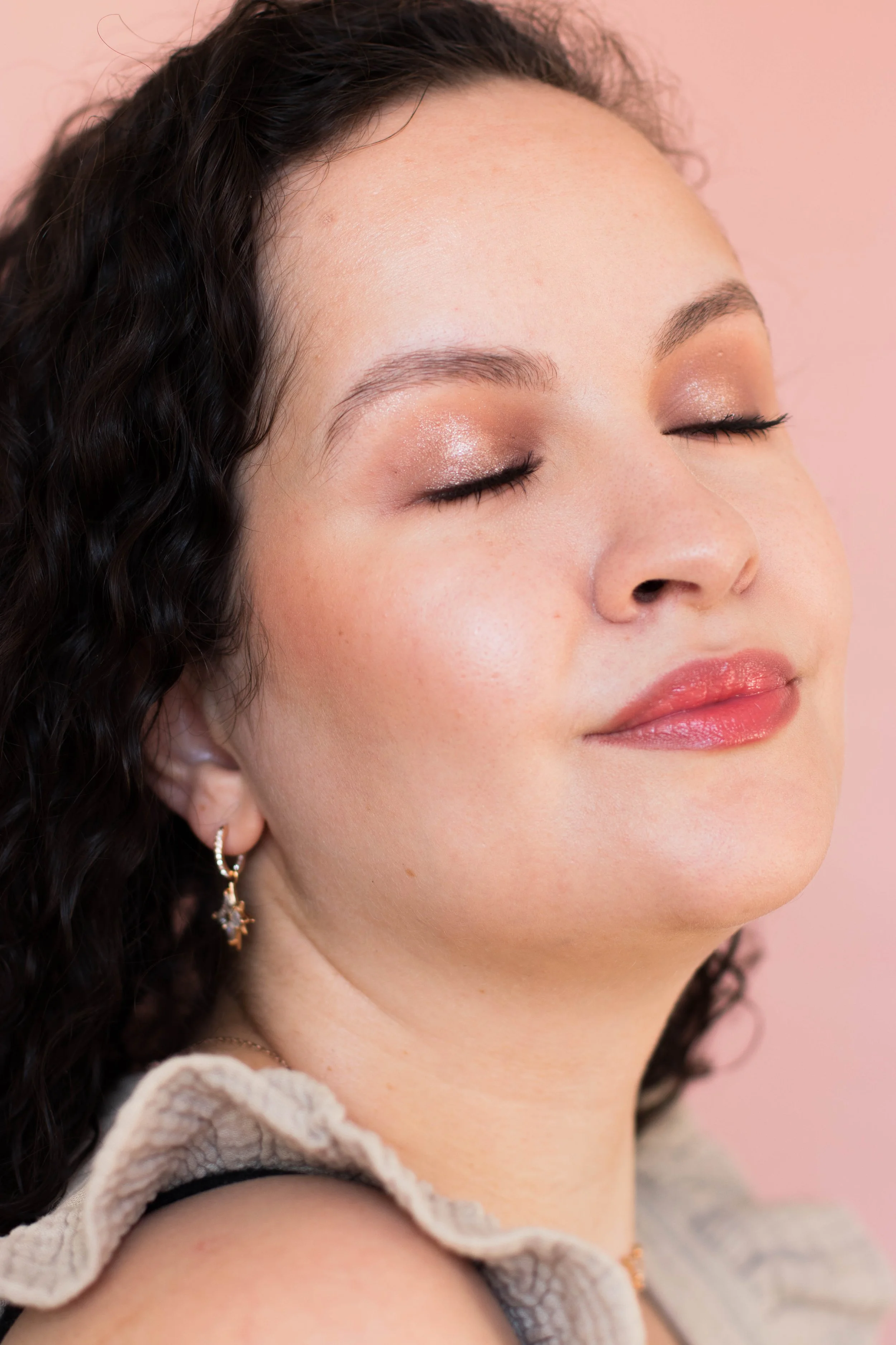 Mon maquillage d'été lumineux et sophisitiqué aux tons marrons, beiges et corails