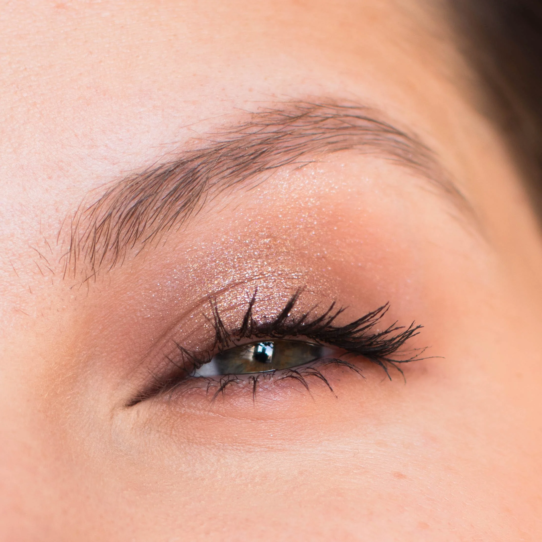 Zoom sur mon maquillage des yeux lumineux, oeil ouvert, réalisé avec la Mini Biba Palette de Natasha Denona