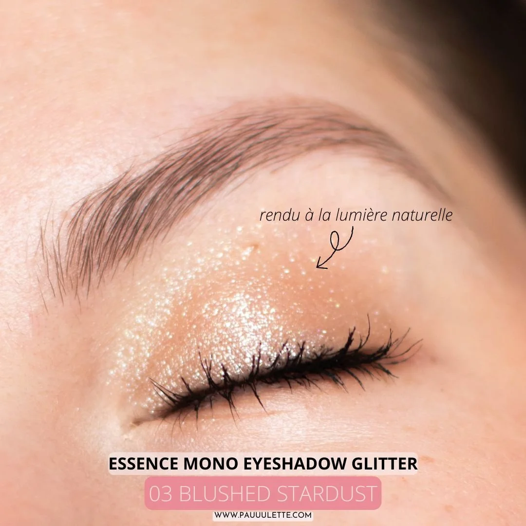 Rendu sur la paupière du fard 03 Blushed Stardust des Mono Eyeshadow Glitter Essence à la lumière naturelle