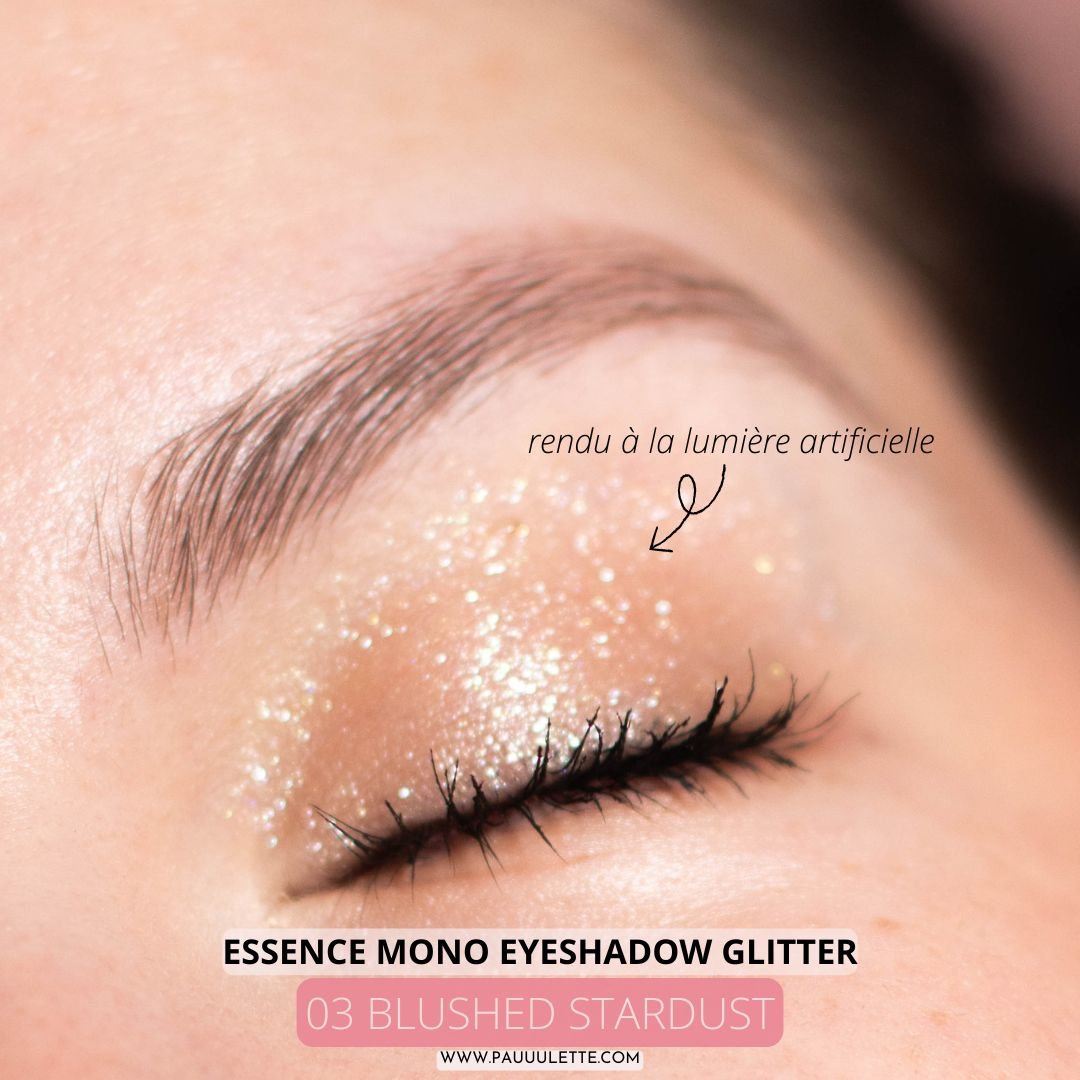 Rendu sur la paupière du fard 03 Blushed Stardust des Mono Eyeshadow Glitter Essence à la lumière artificielle