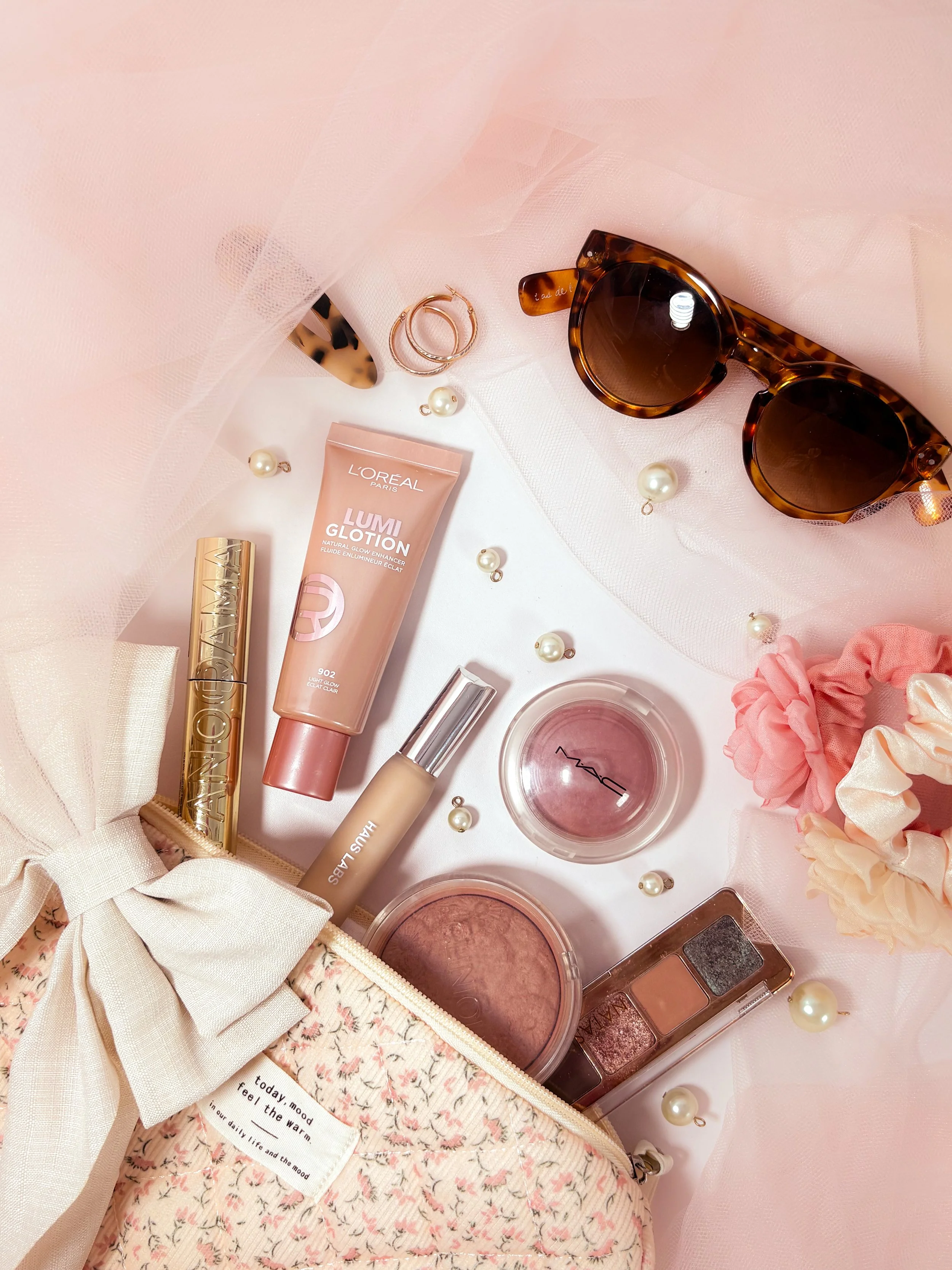 Zoom sur les produits que j'ai utilisés pour mon maquillage d'été : un teint glowy et des yeux mats.