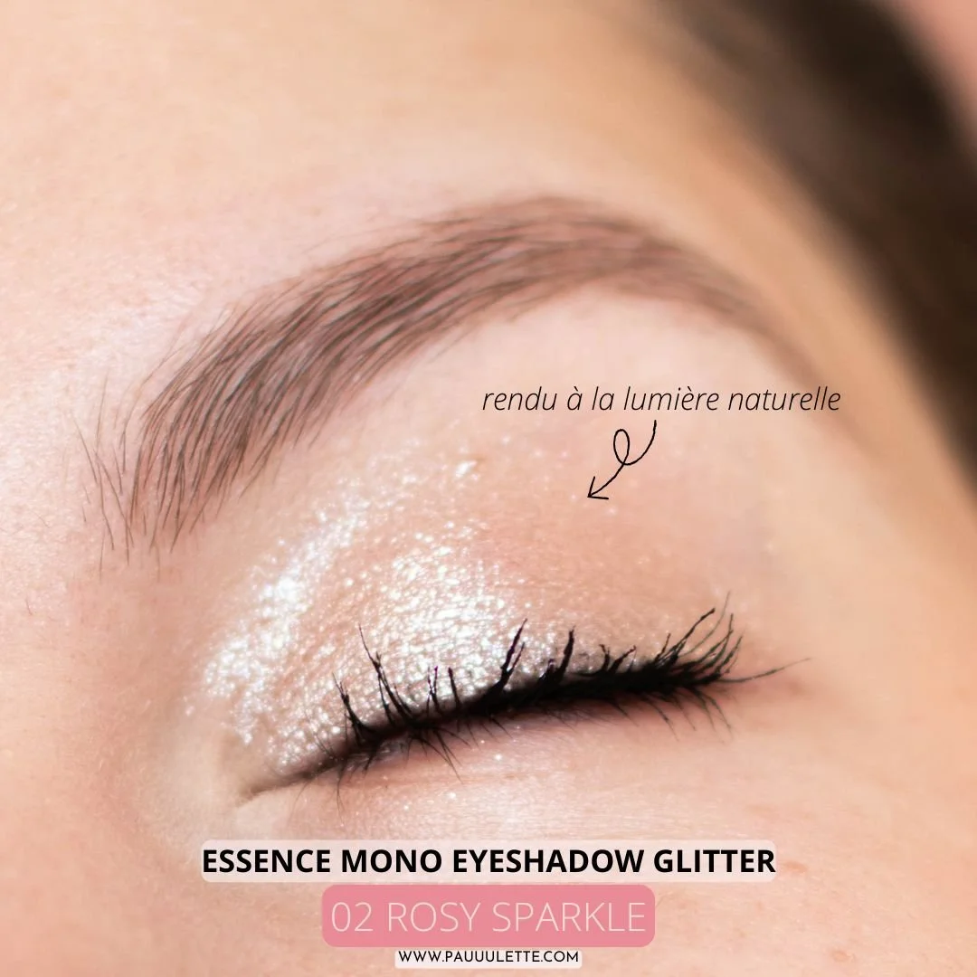 Rendu sur la paupière du fard 02 Rosy Sparkle des Mono Eyeshadow Glitter Essence à la lumière naturelle