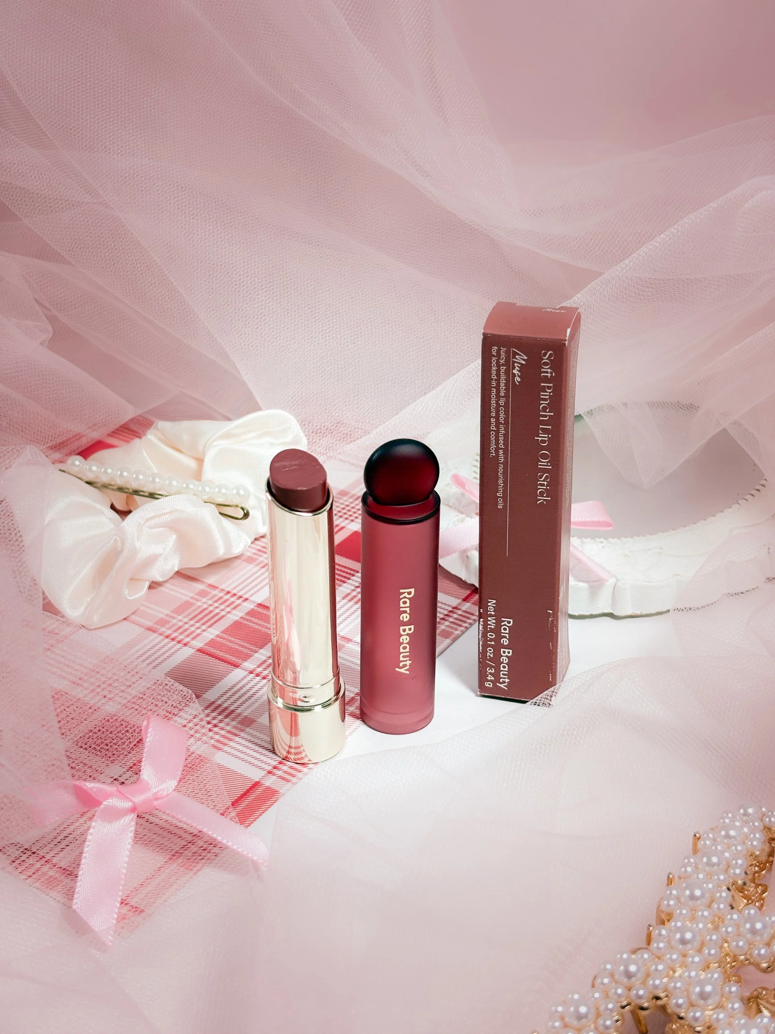 Tube ouvert et aperçu de la couleur Muse de l'huile à lèvres Soft Pinch Lip Oil Stick de Rare Beauty
