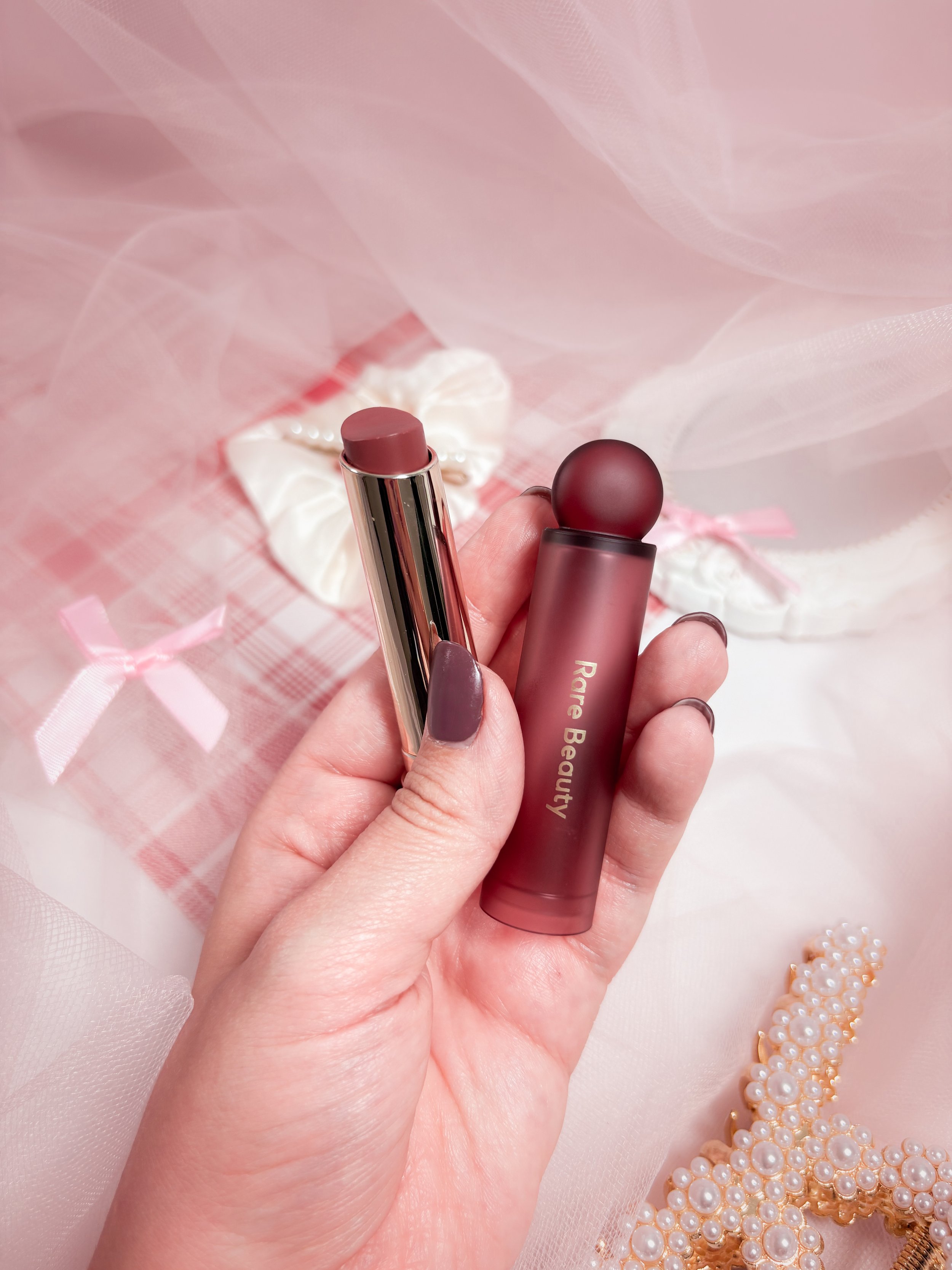 Gros plan sur l'huile à lèvres Soft Pinch Lip Oil Stick de Rare Beauty en teinte Muse