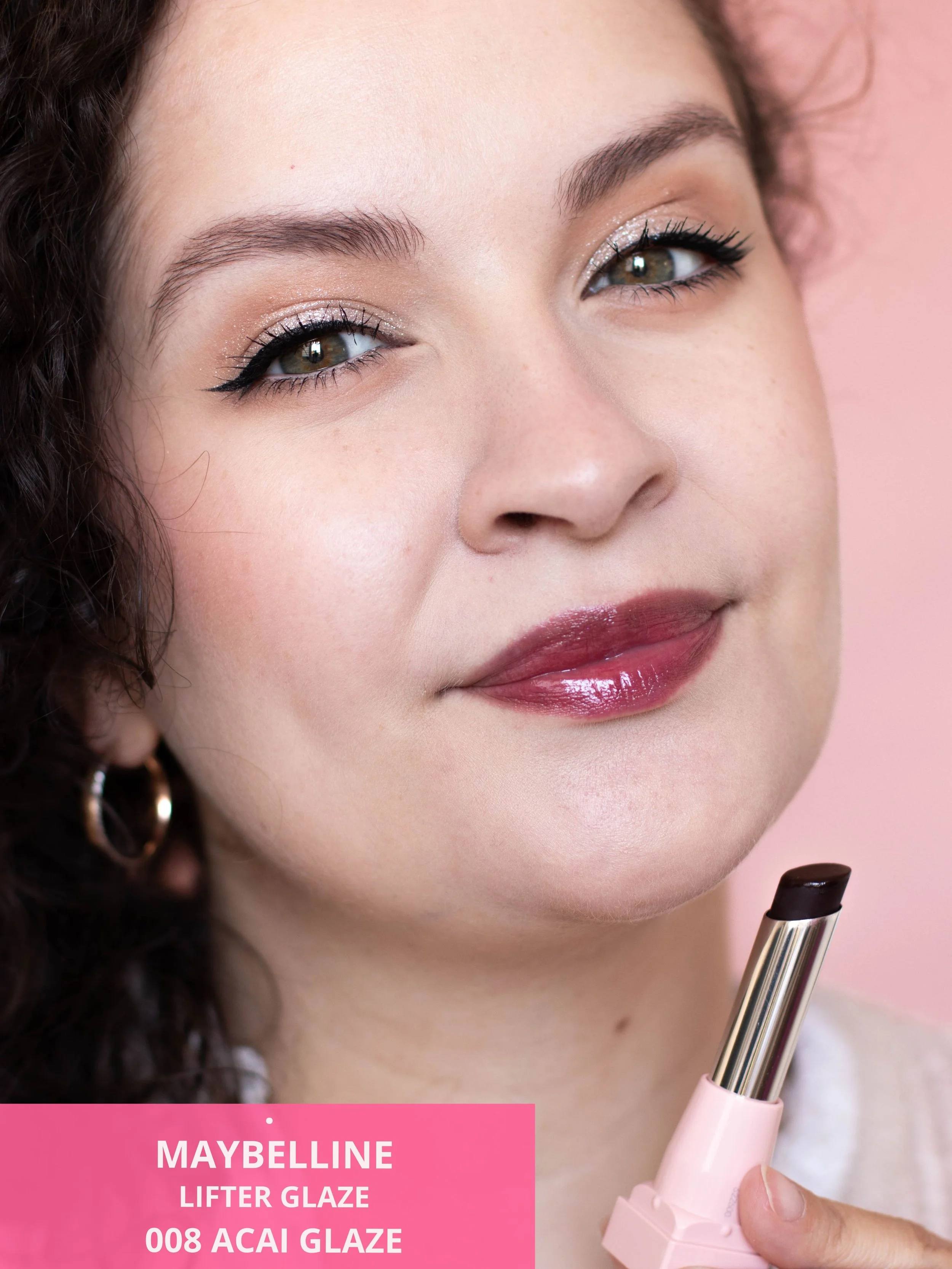 Swatches du Lifter Glaze de Maybelline en teinte 008 Acai Glaze