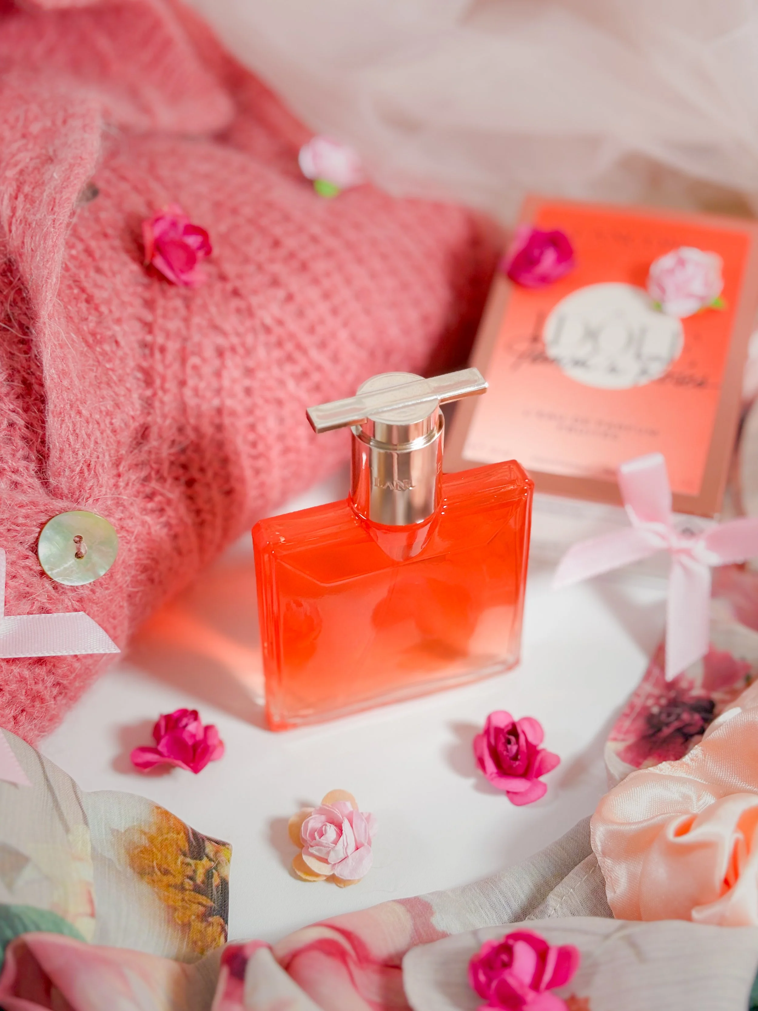 Zoom sur le flacon du nouveau parfum à la pêche de Lancome : Idole Peach N Roses