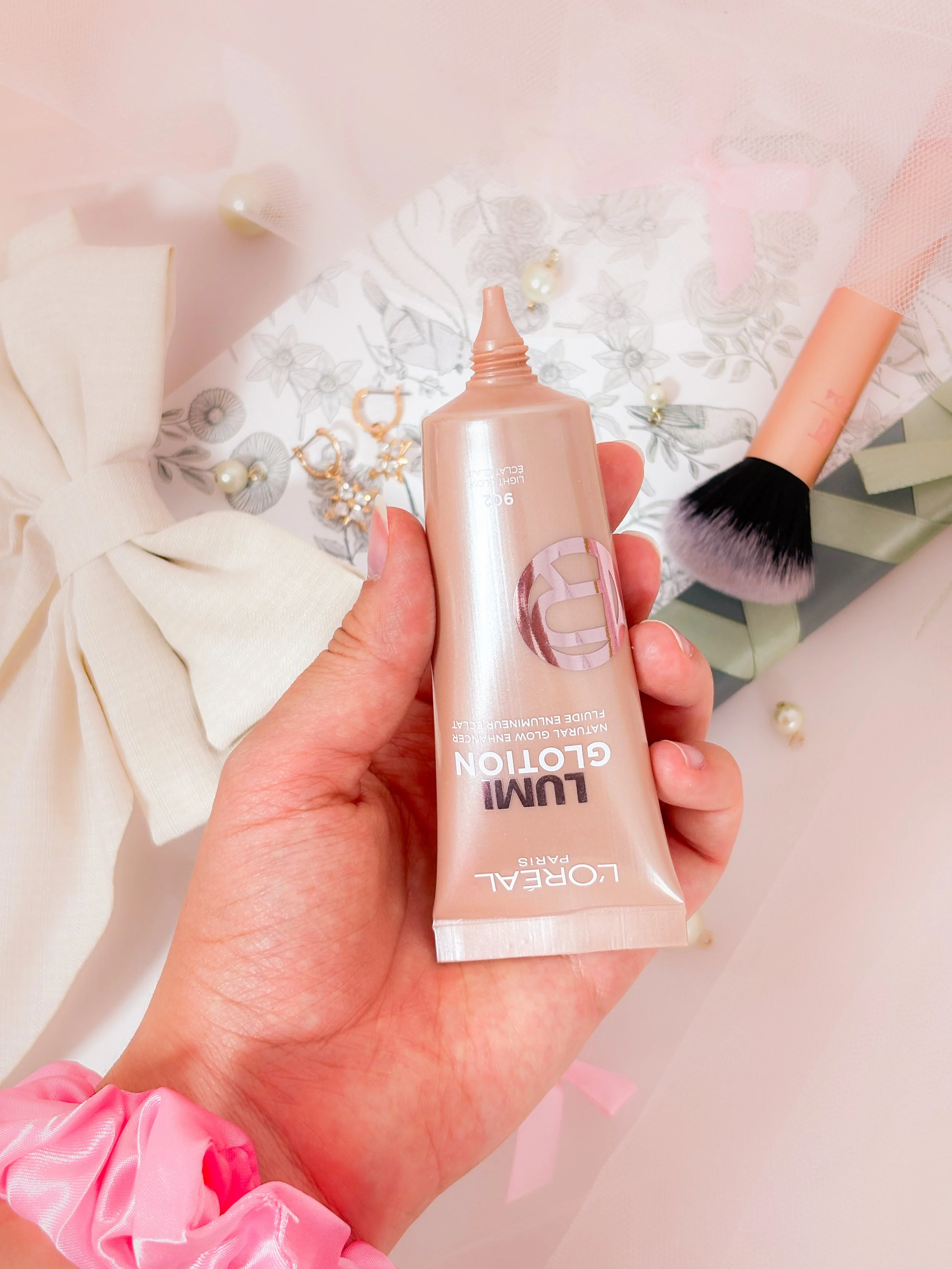 Zoom sur l'embout doseur du Lumi Glotion en teinte 902 Light Glow de L'Oréal Paris