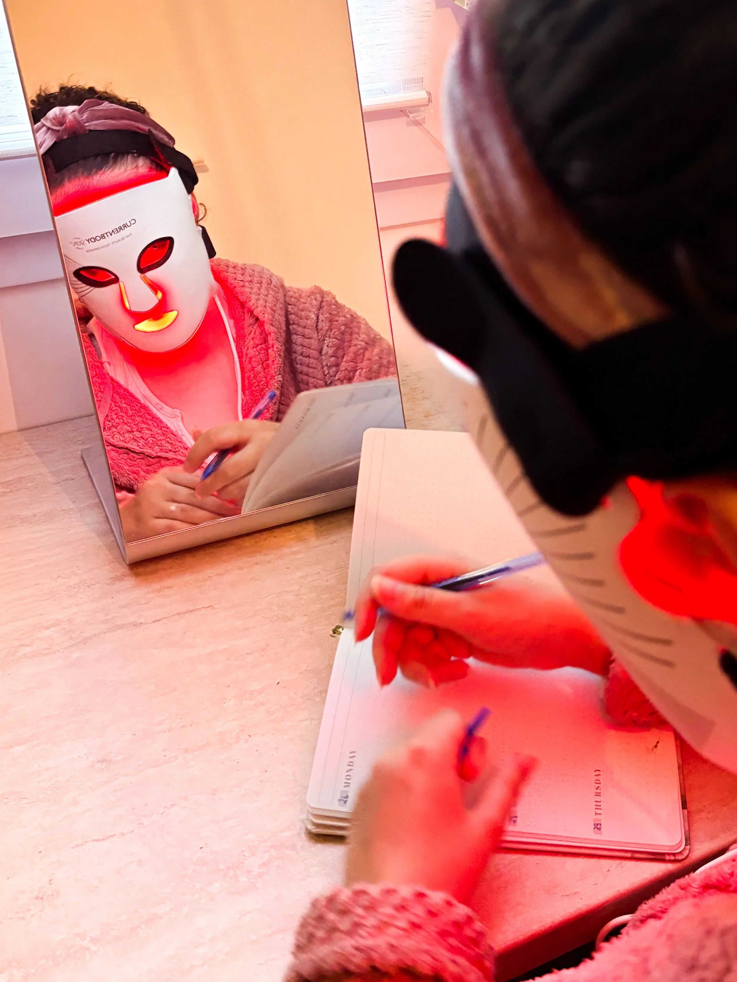 Masque LED Série 2 CurrentBody porté pendant une séance de journaling