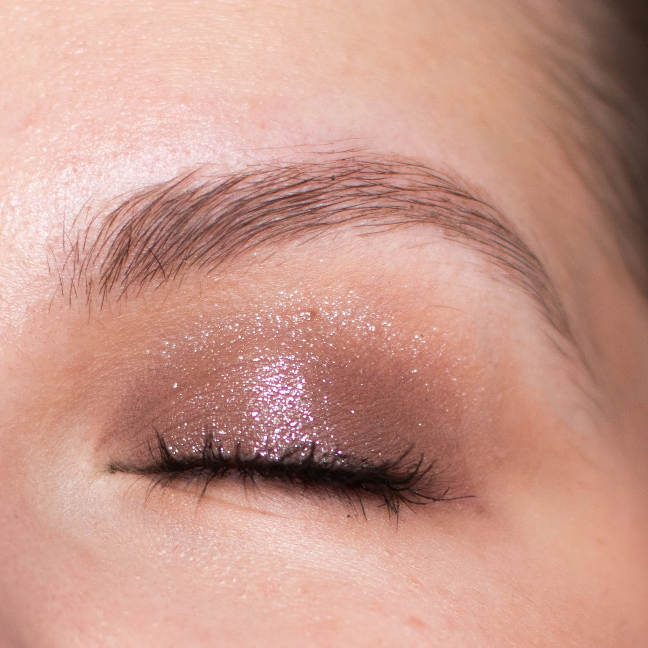 Gros plan sur le smoky eyes marron scintillant, adapté aux débutants en maquillage