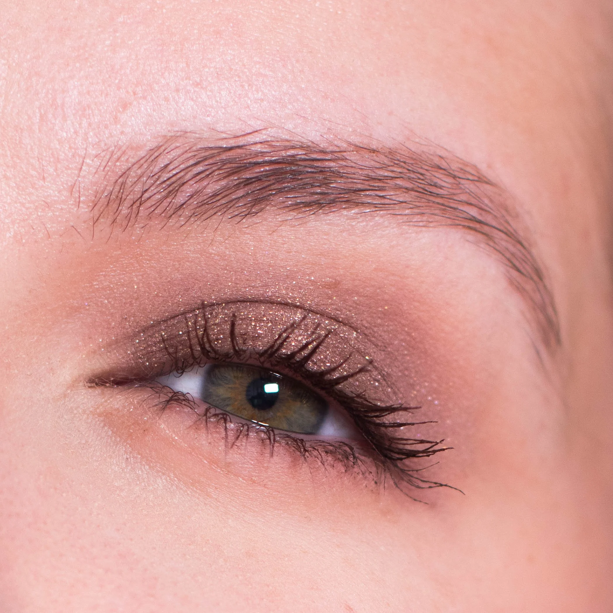 Résultat du fard à paupières crème Master Mattes en teinte Mauve et Soft Shimmer en couleur Plum Pewter sur yeux verts