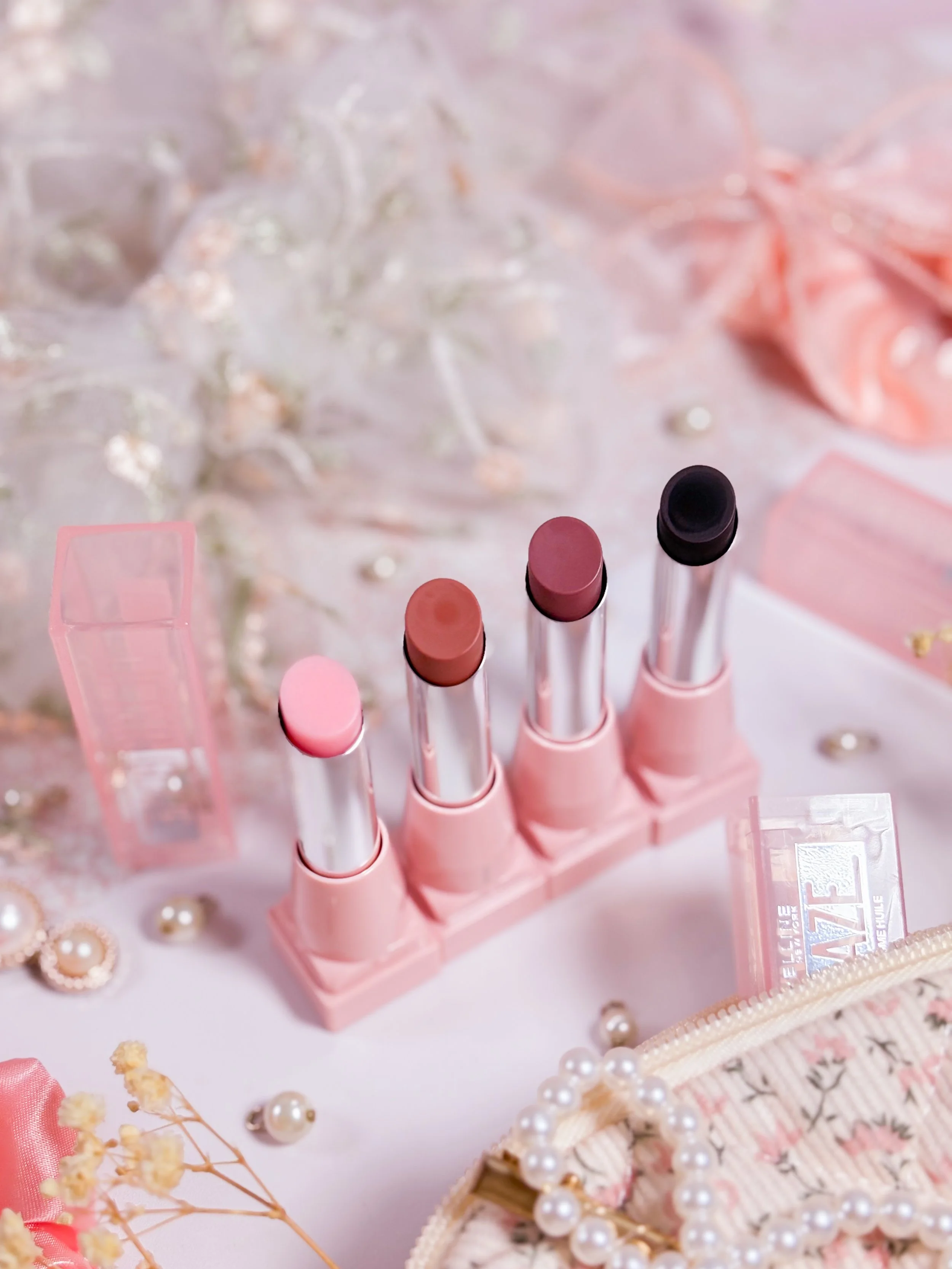 Zoom sur les Lifter Glaze de Maybelline en teinte 002 Pink Drip, 006 Caramel Glow, 007 Berry Haze et 008 Acai Glaze