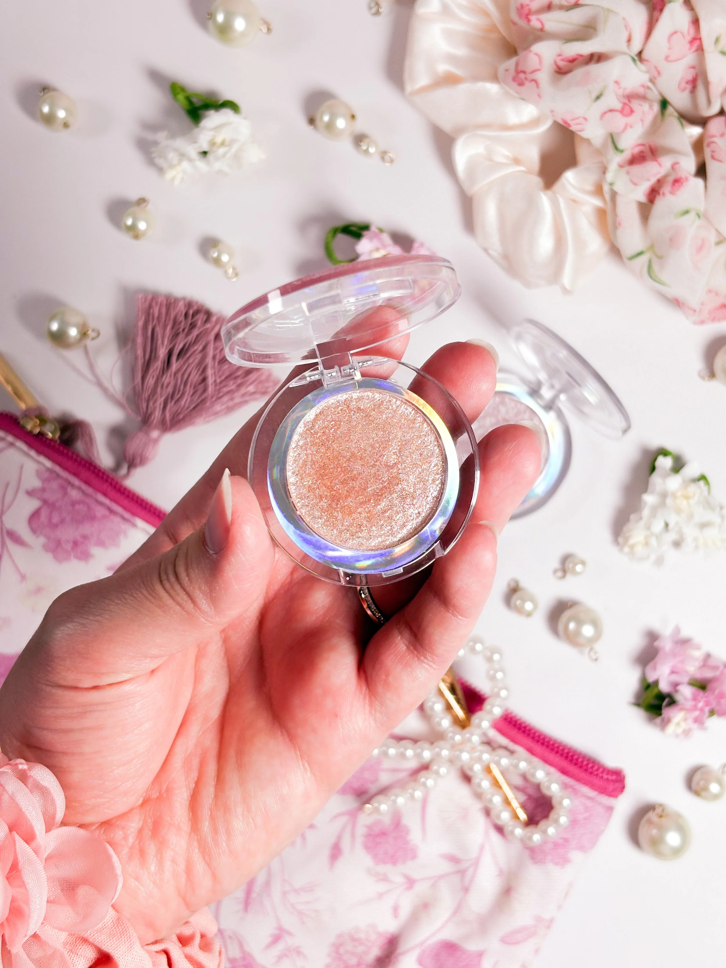 Zoom sur la teinte 03 Blushed Stardust des Mono Eyeshadow Glitter Essence