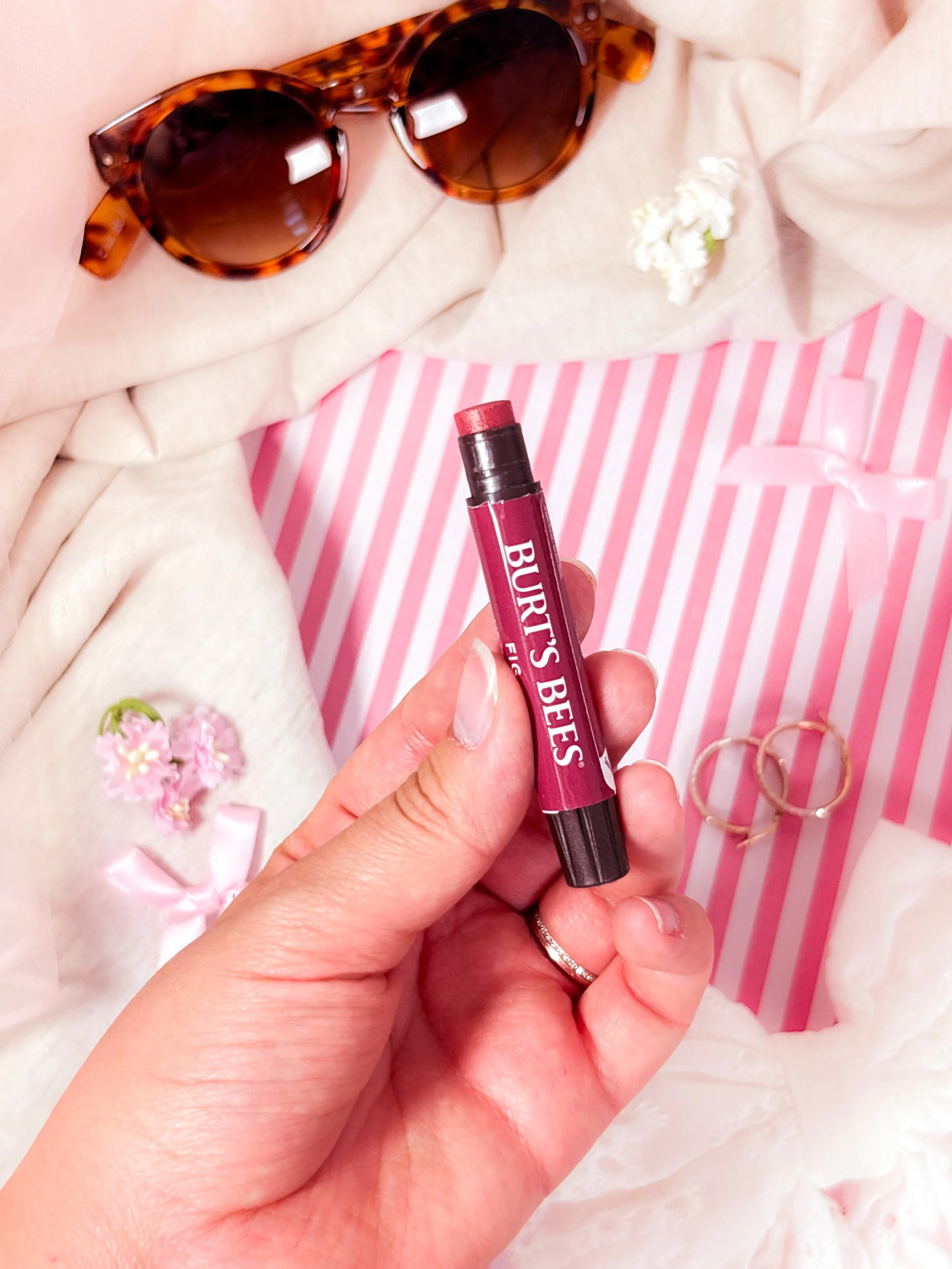 Lip Shimmer Fig de Burt's Bees, le baume à lèvres teinté parfait à glisser dans son sac cet été