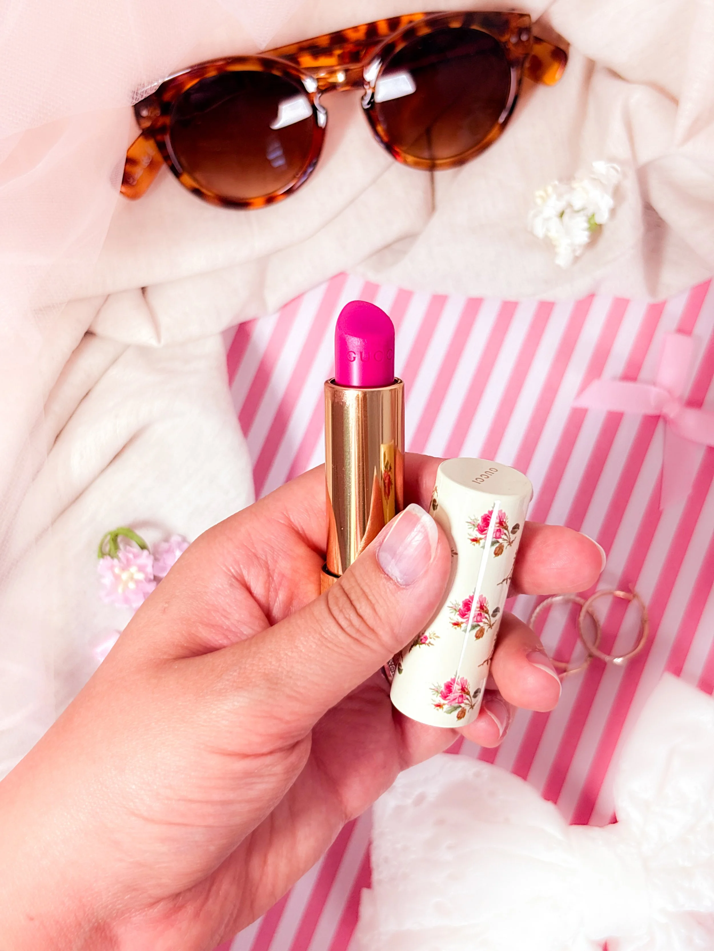 Rouge à lèvres Voile Vantine Fuchsia de Gucci, le lipstick rose fuchsia pour apporter de la fraîcheur à un maquillage d'été