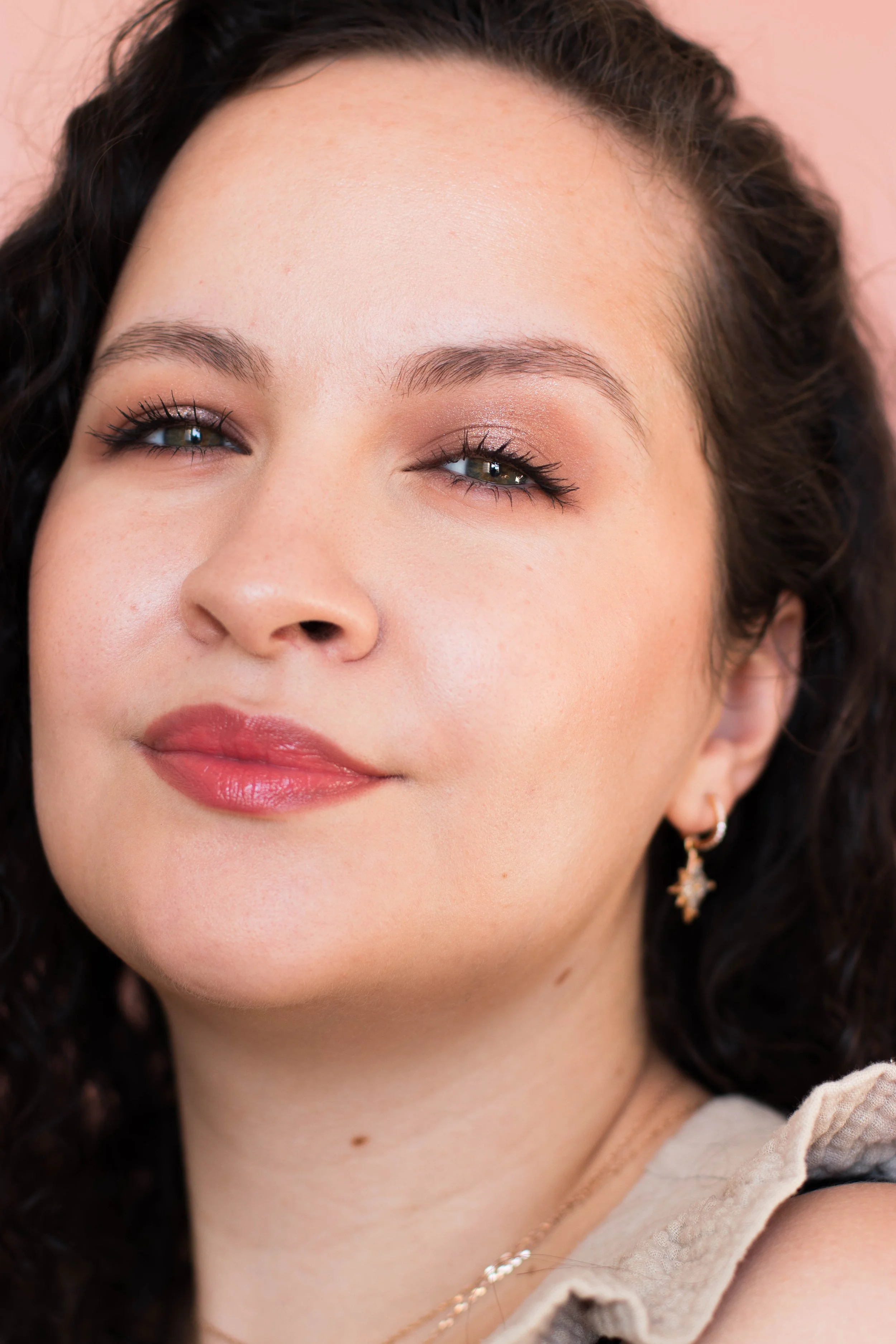 Mon maquillage d'été lumineux et sophistiqué, dans les tons marrons et corails