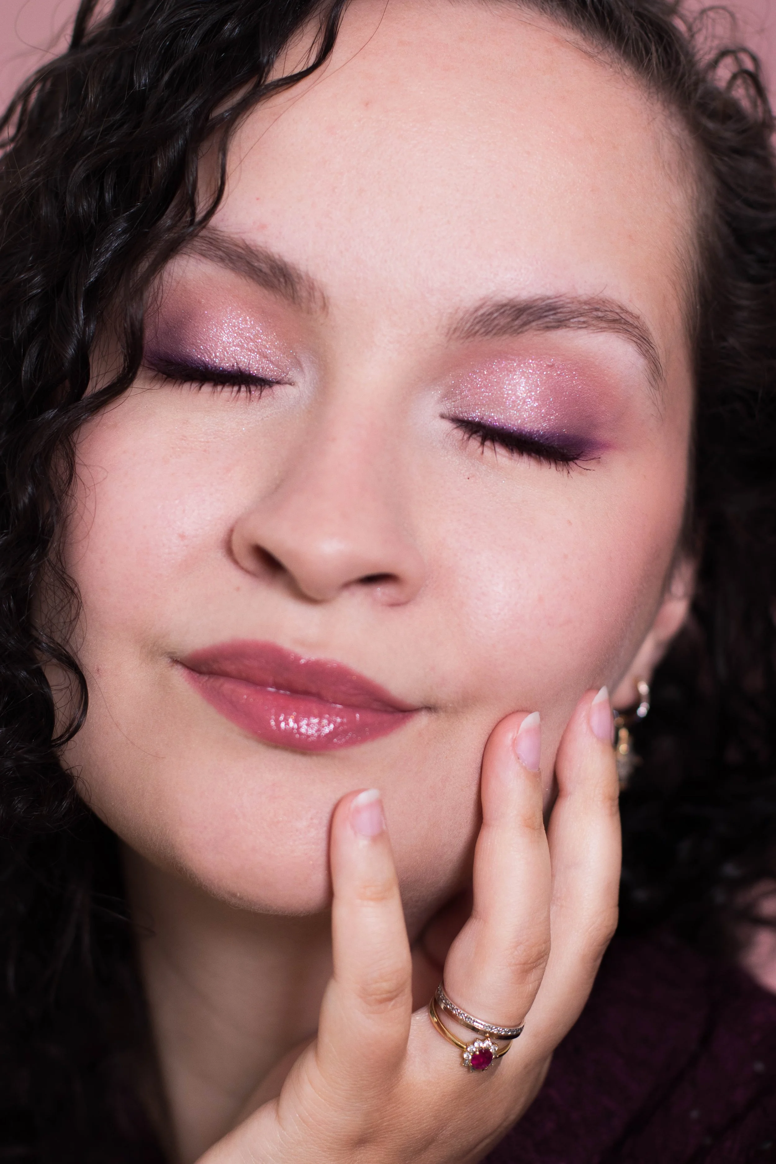Idée de maquillage prune rosé scintillant pour les yeux verts