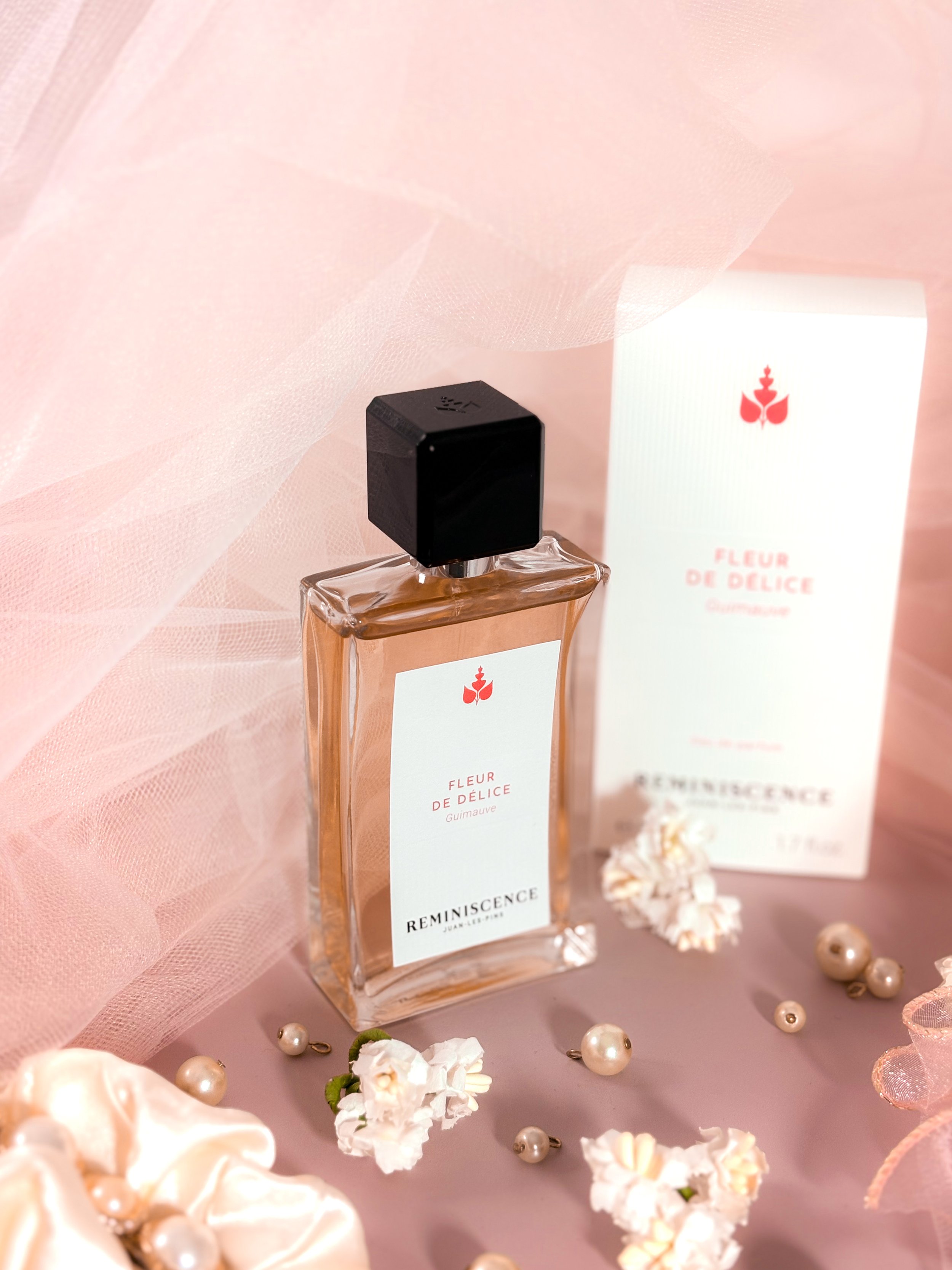 Eau de Parfum Reminiscence Fleur de Délice Guimauve, bouteille minimaliste aux lignes sobres