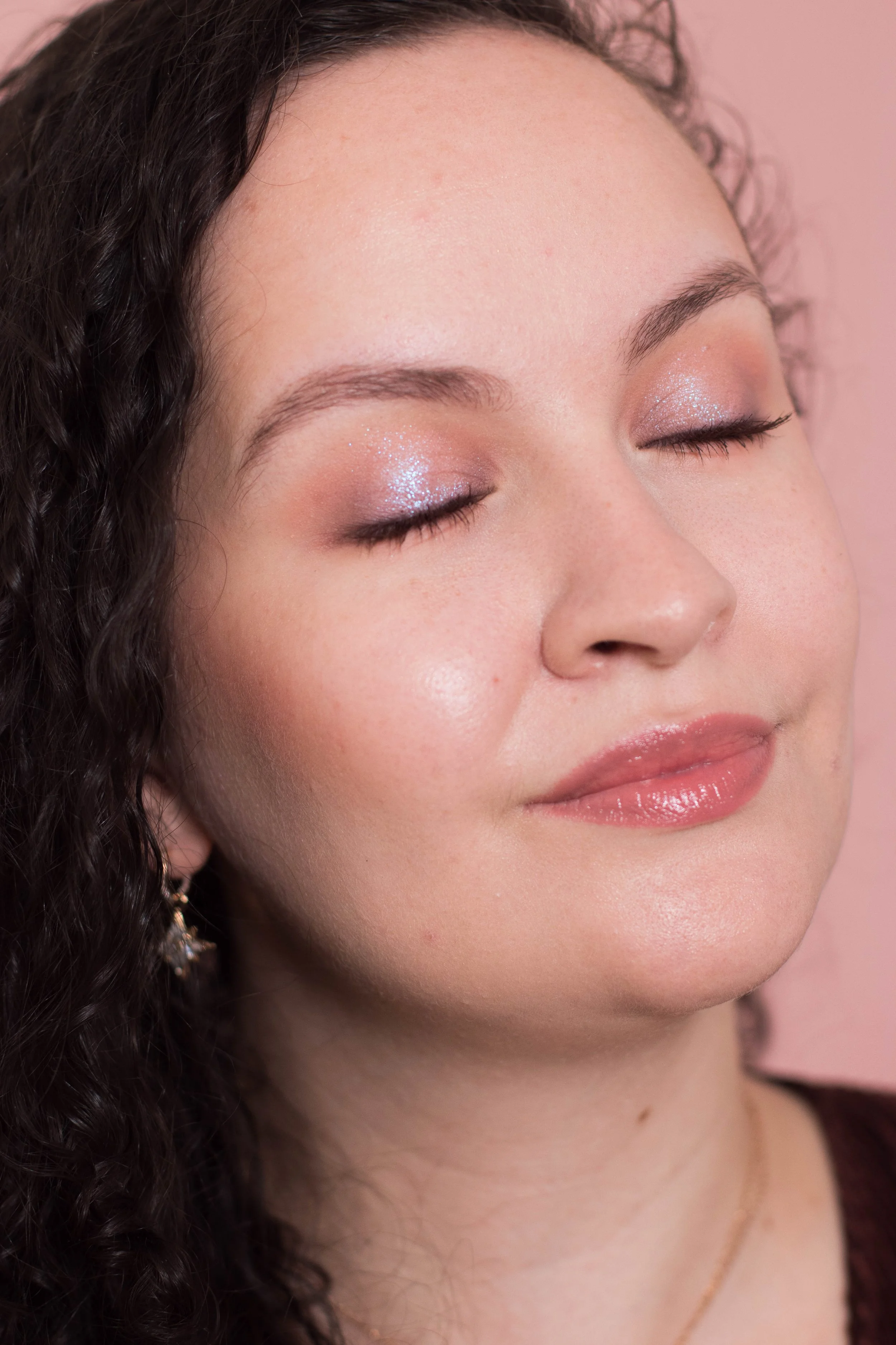 Rendu du fard à paupières liquide Fembot de REM Beauty, appliqué en topper sur ce maquillage d'automne