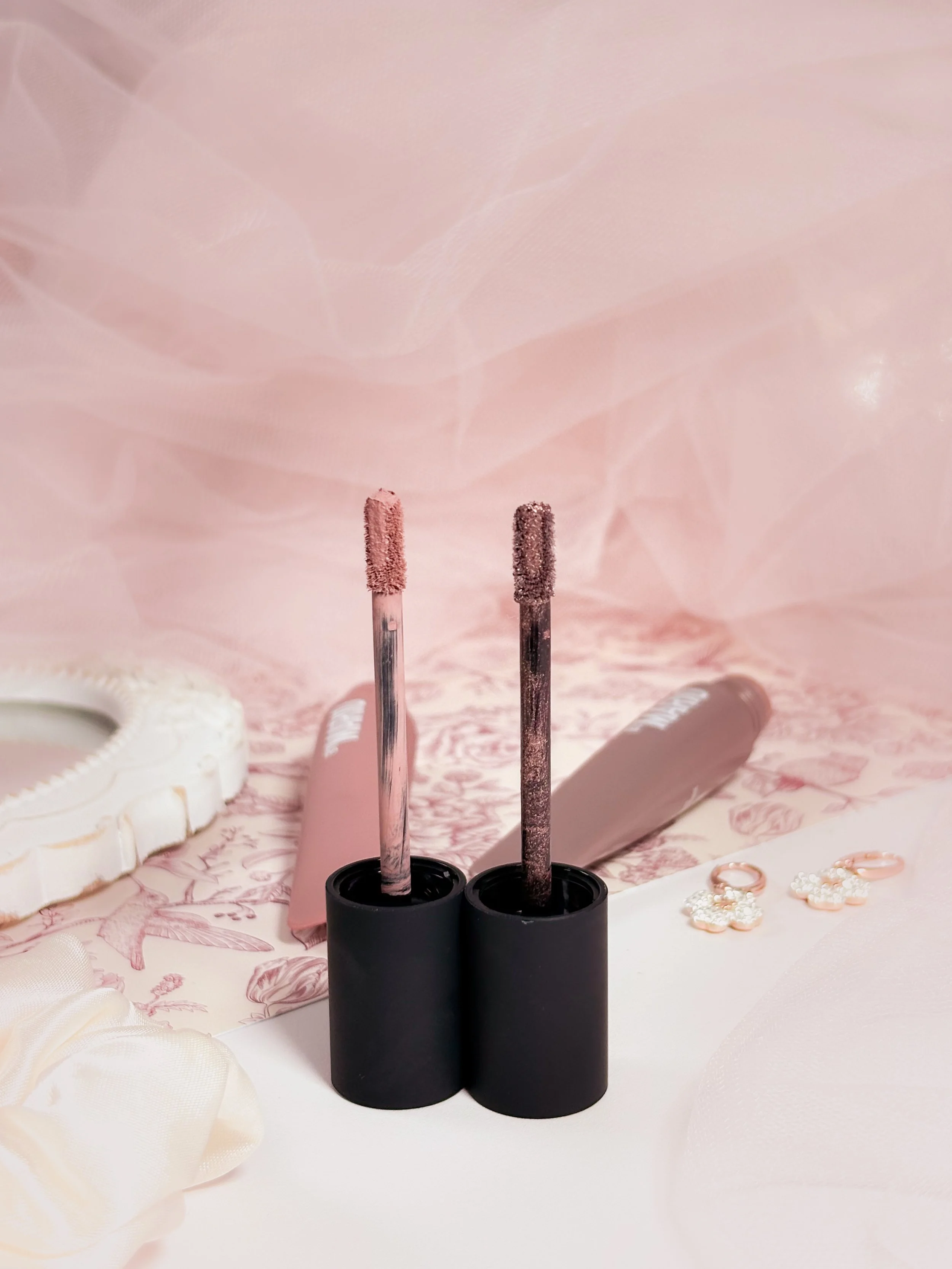 Zoom sur les embouts mousse des fards à paupières crème Makeup by Mario