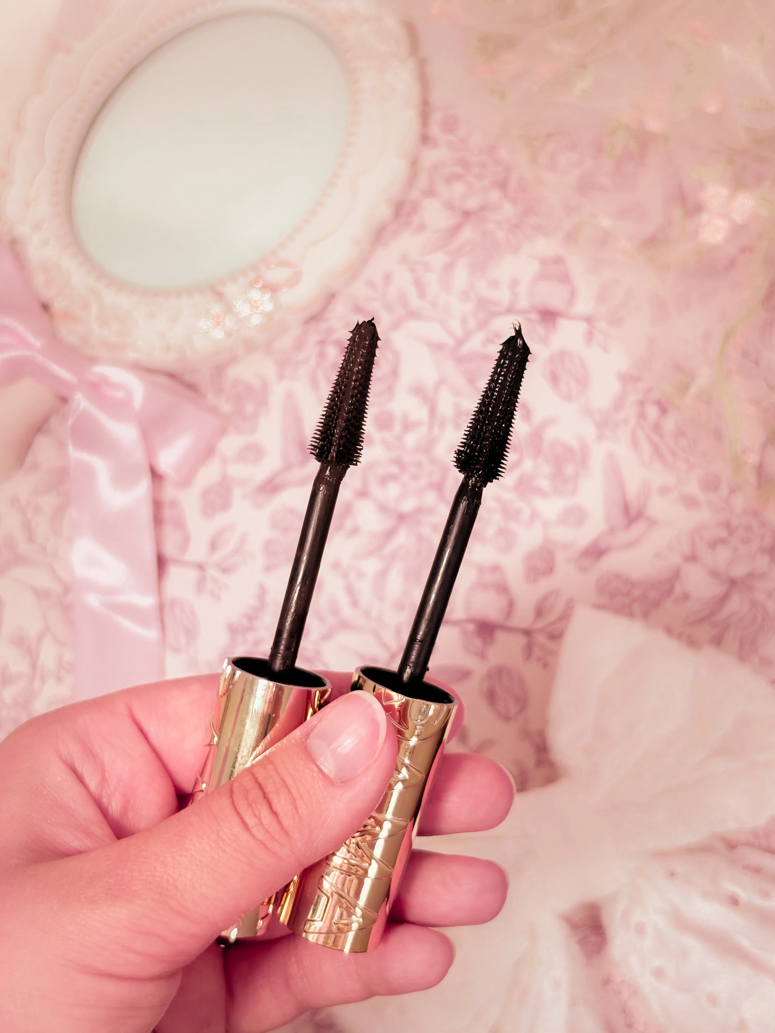 Zoom sur les brosses et les teintes "marron foncé" et "noir" du mascara Panorama Volume Millions de Cils de L'Oréal Paris
