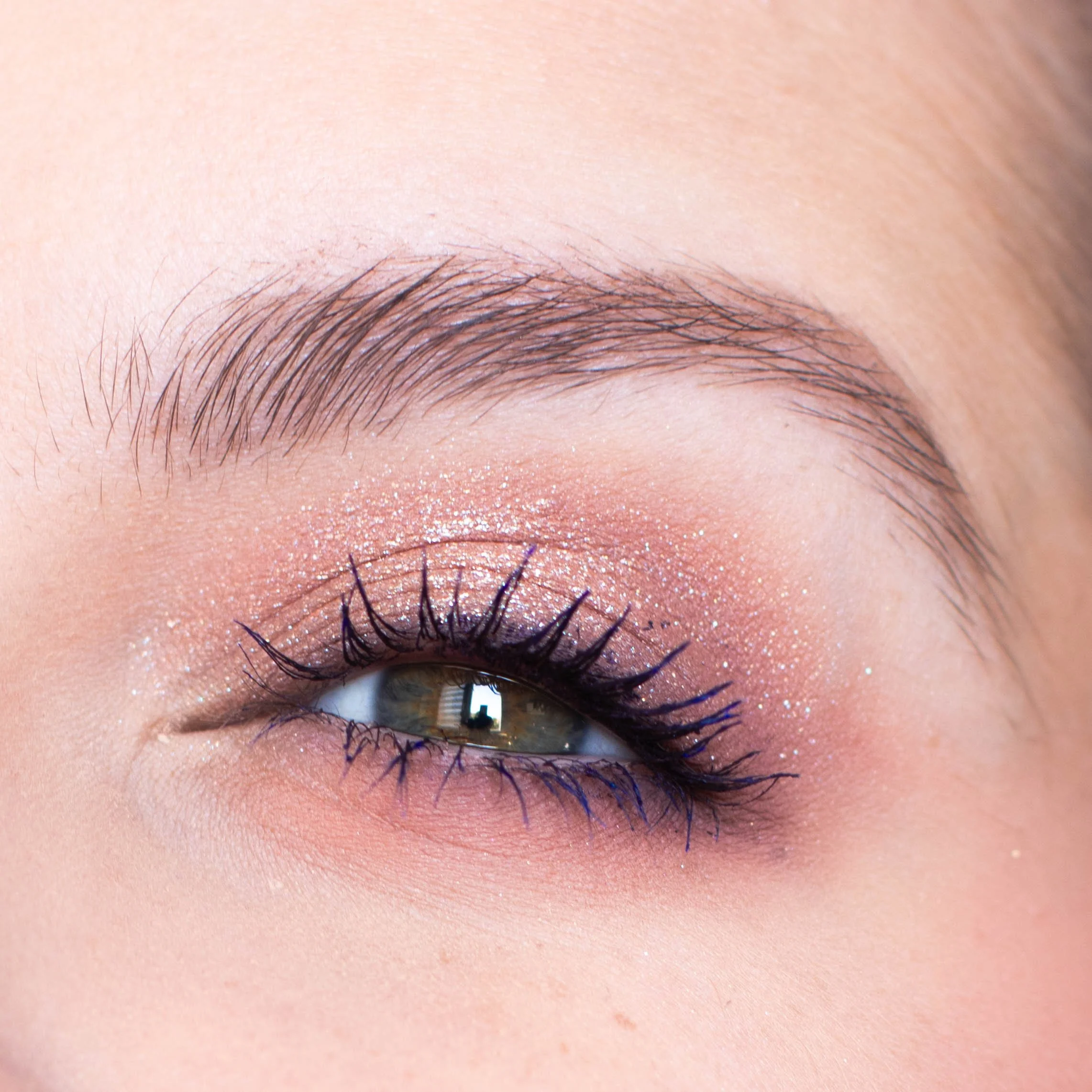 Zoom sur les yeux - Maquillage lumineux Mini Starlette Palette et Mascara Sky High Plum Twilight et Blue Mist