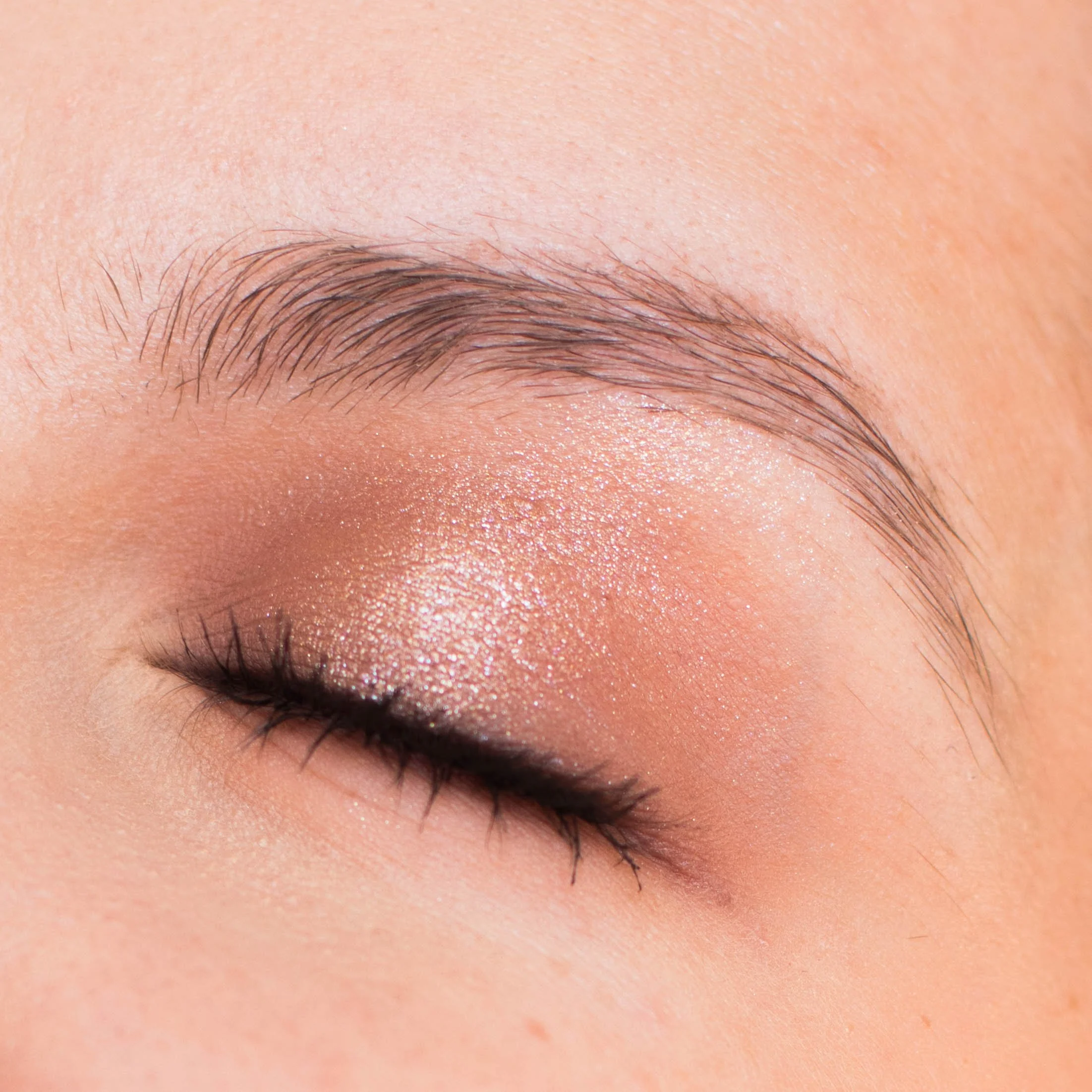 Gros plan sur mon maquillage des yeux lumineux, oeil fermé, réalisé avec la Mini Biba Palette de Natasha Denona