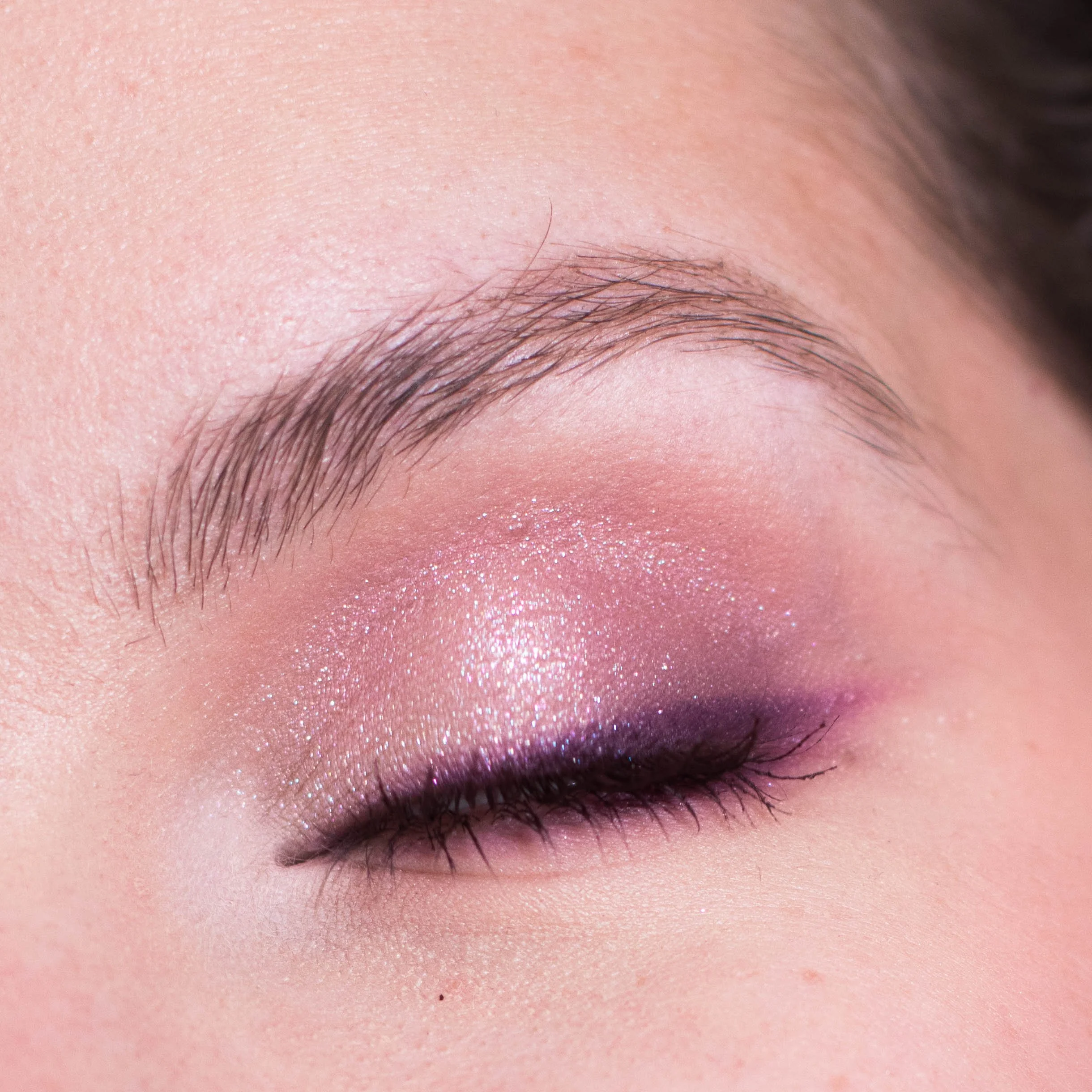 Zoom sur mon maquillage des yeux prune scintillant réalisé avec la Retro Palette de Natasha Denona