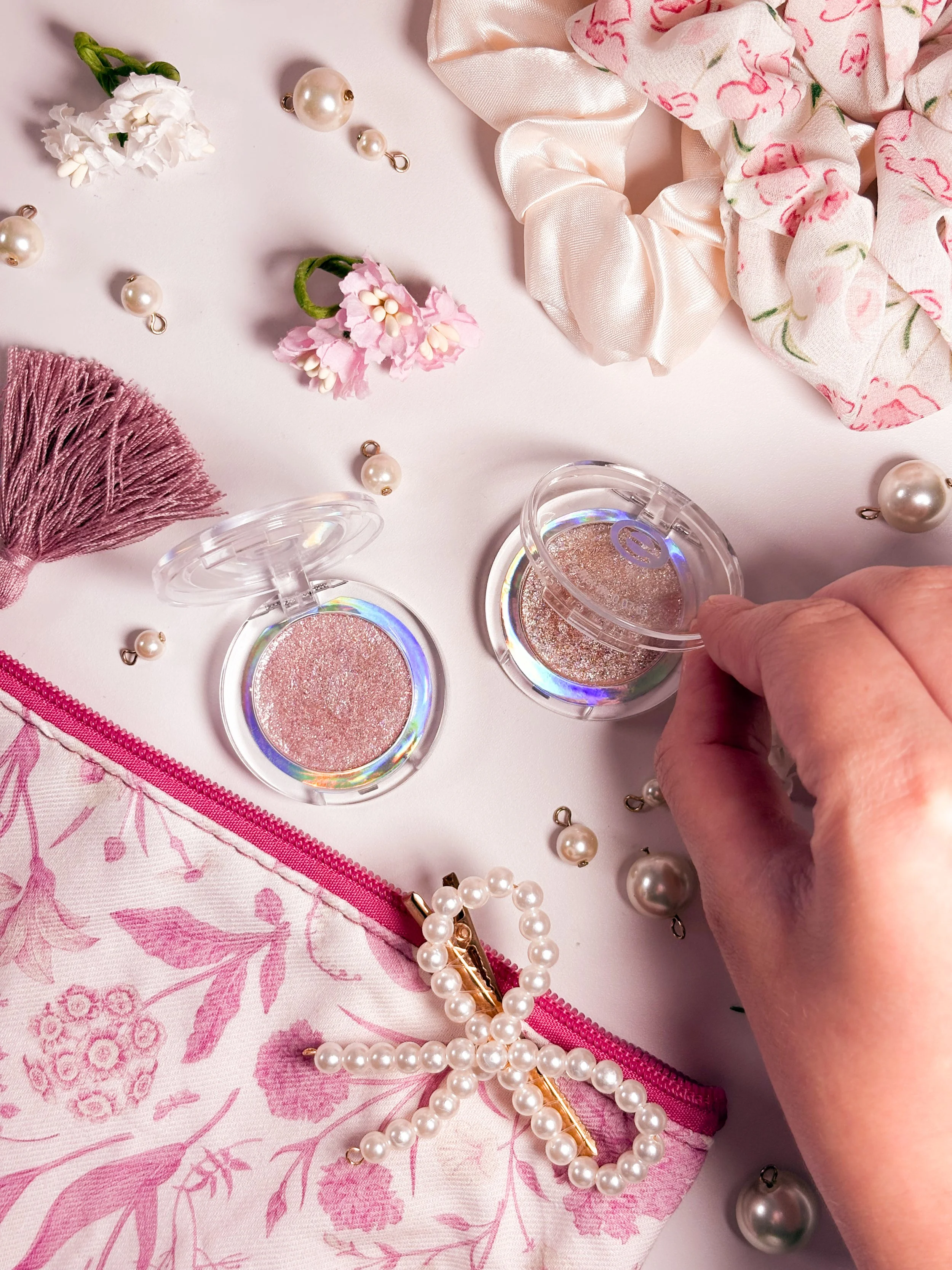 Fards lumineux à petit prix : les Mono Eyeshadow Glitter de Essence en teinte 02 Rosy Sparkle et 03 Blushed Stardust