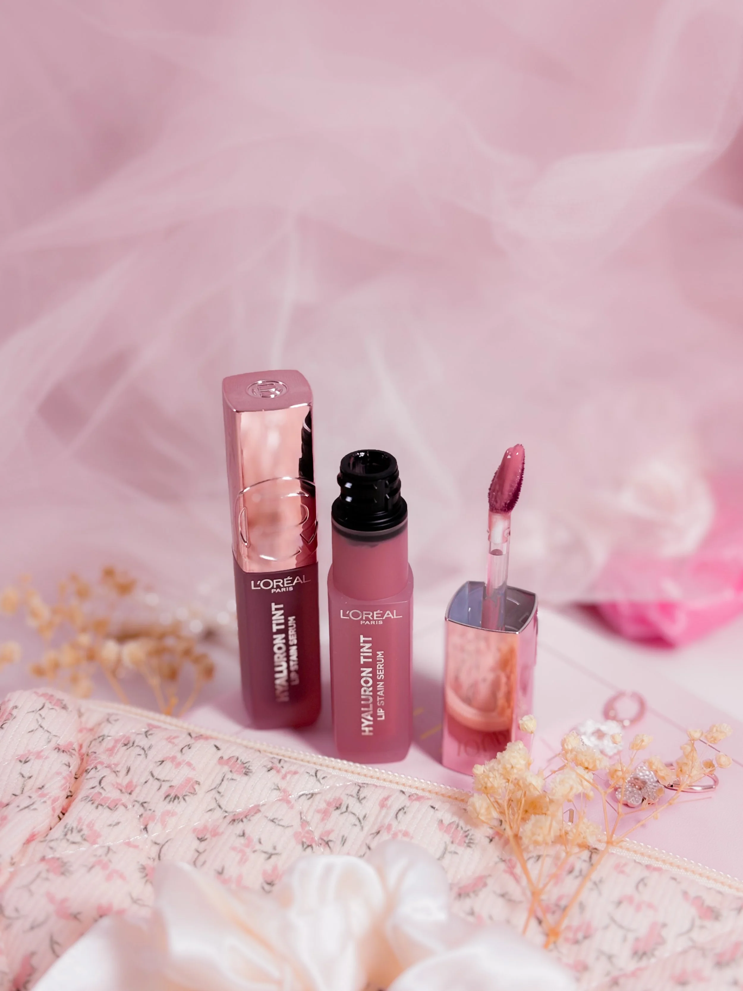 Zoom sur les encres à lèvres Hyaluron Tint Lip Stain Serum en teinte 601 Worth It et 217 Somky Mauve, focus sur l'embout mousse