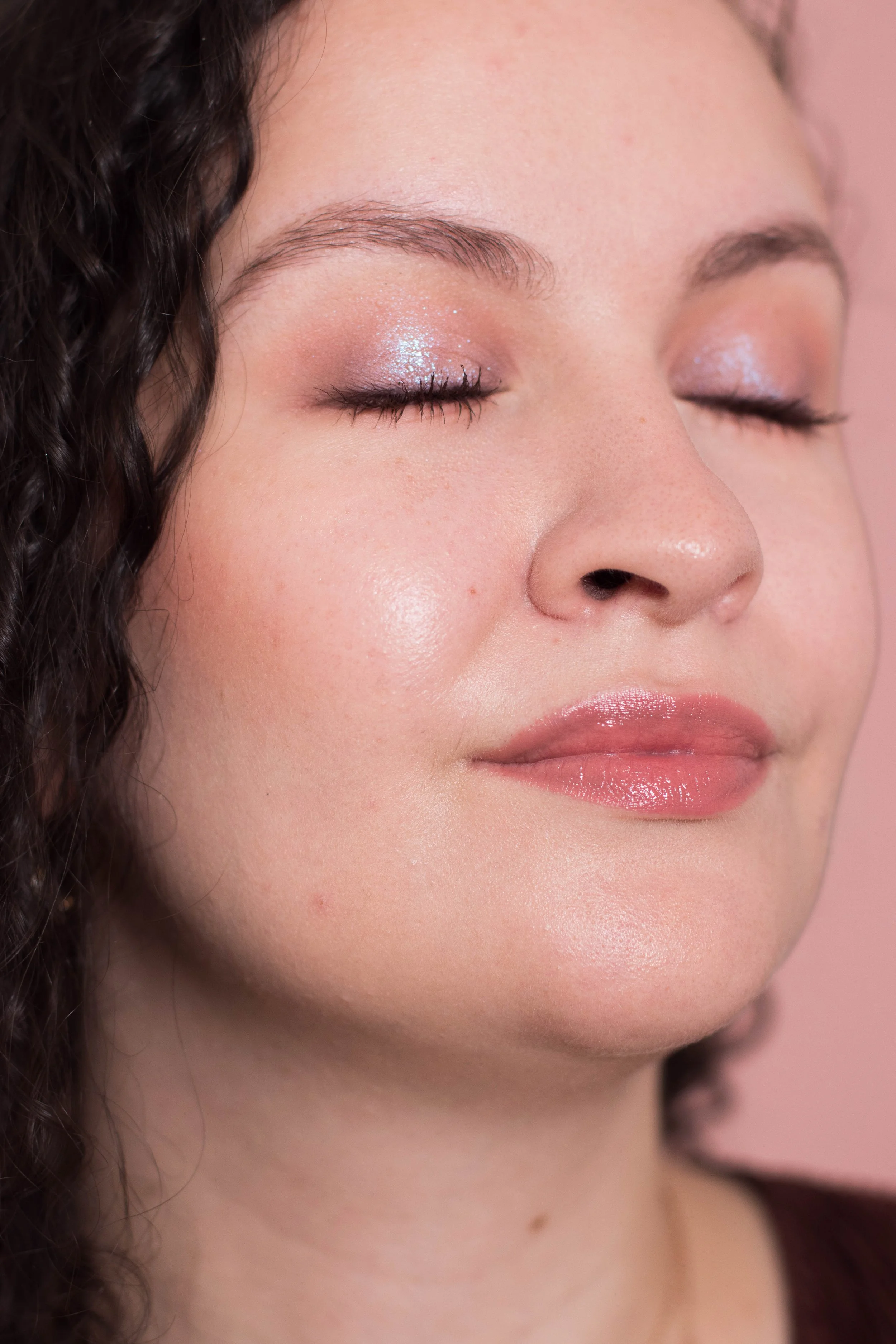Idée de maquillage automnal, un halo eyes neutre aux reflets bleus avec le fard à paupières liquide Fembot de REM Beauty